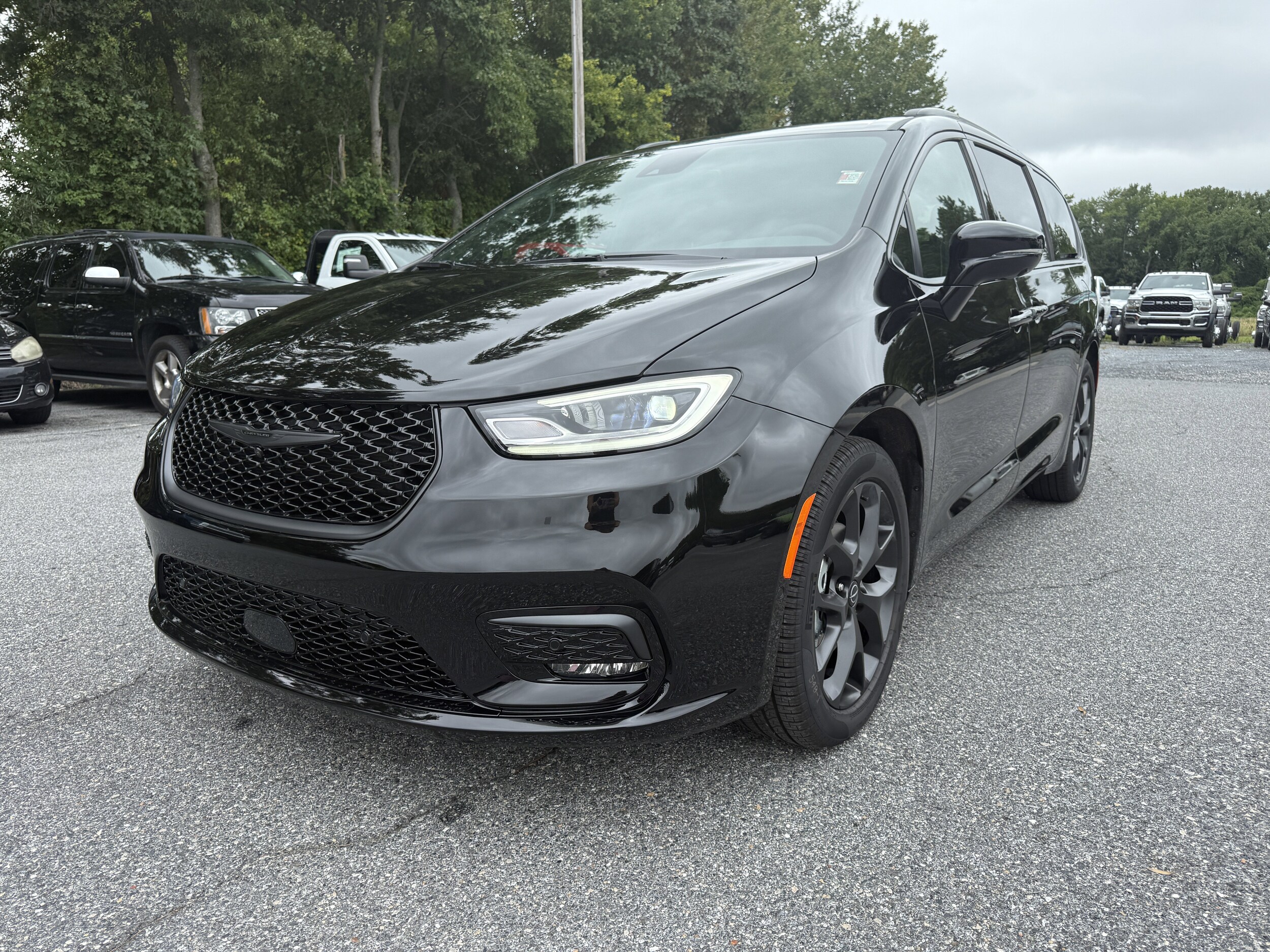 2026 Chrysler Pacifica Limited photo 3