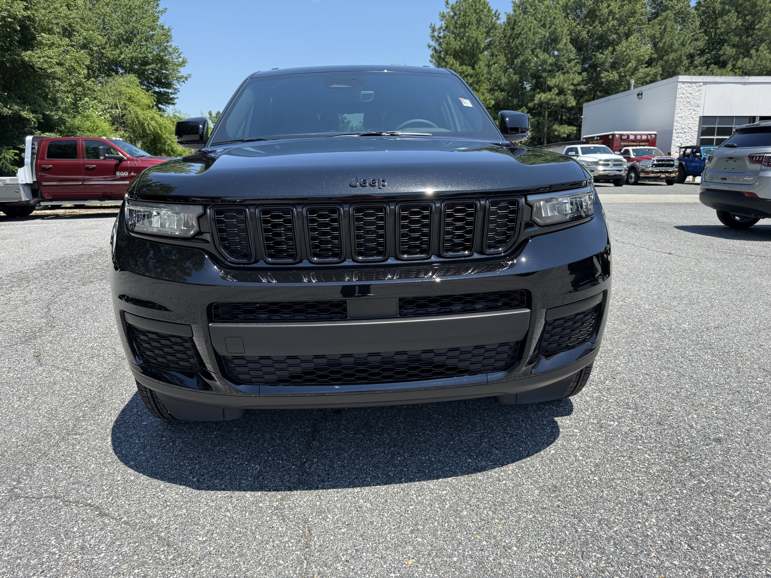 2025 Jeep Grand Cherokee Altitude photo 2