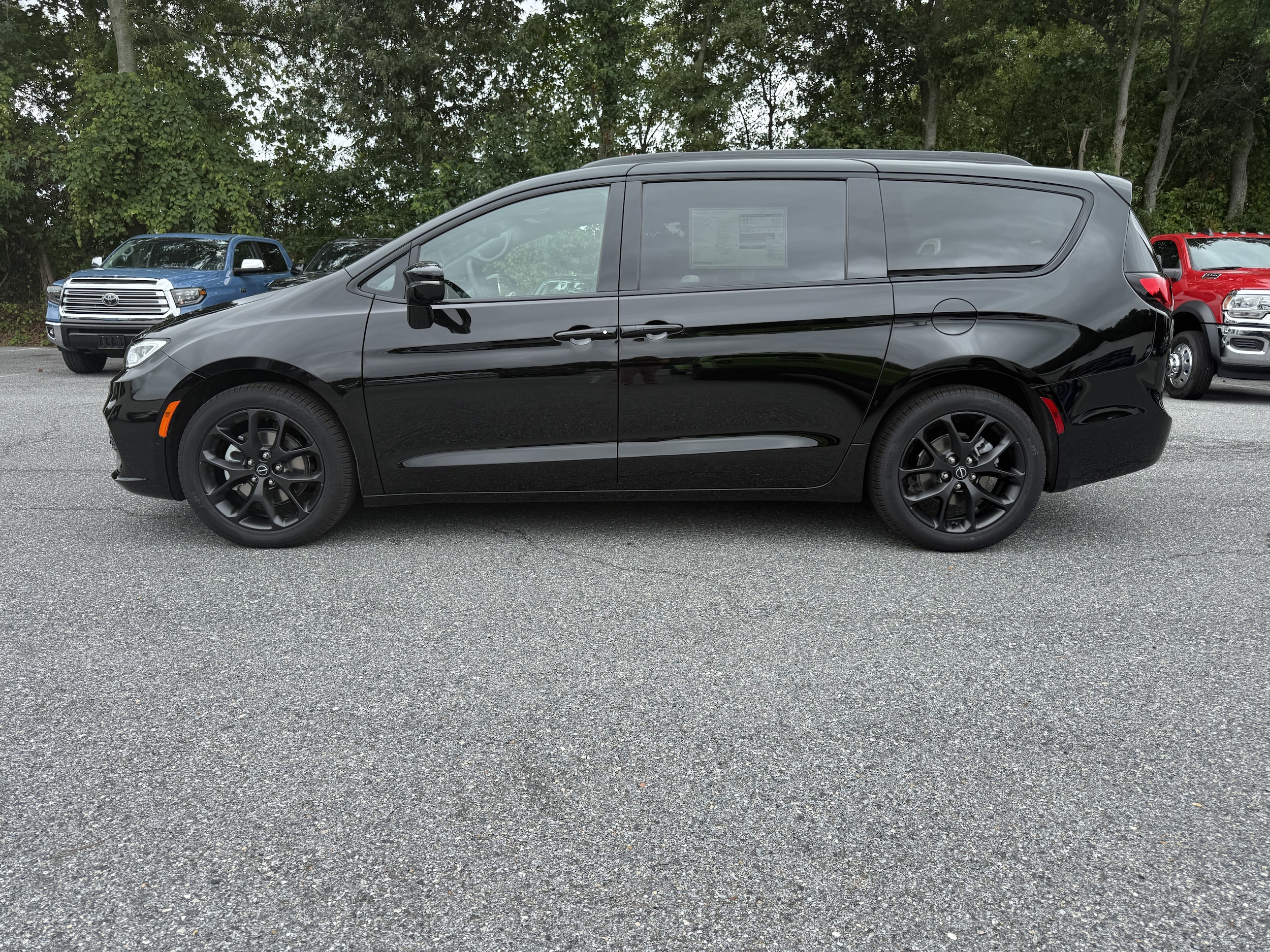 2026 Chrysler Pacifica Limited - Photo 4