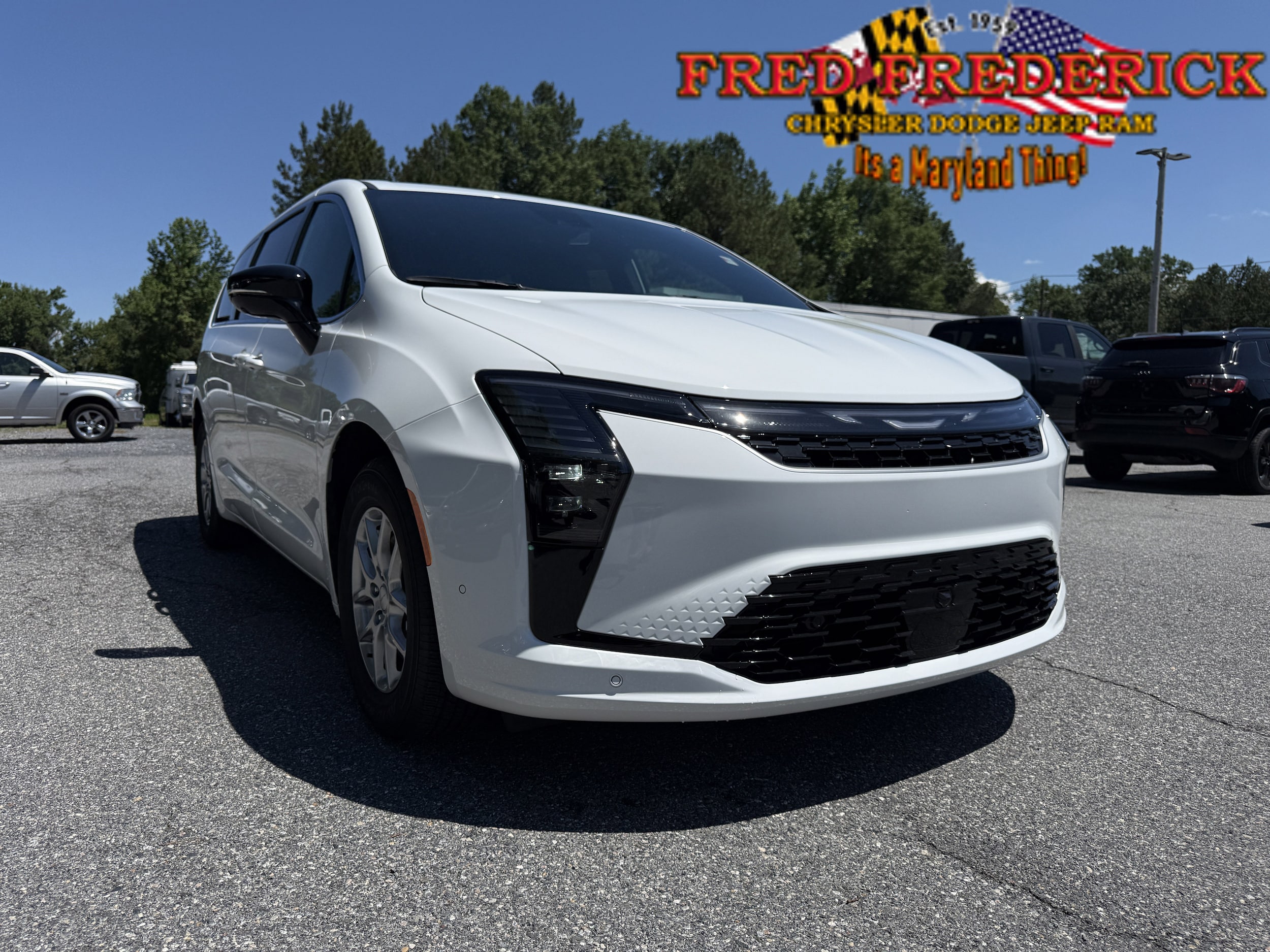 2027 Chrysler Pacifica Select's photo