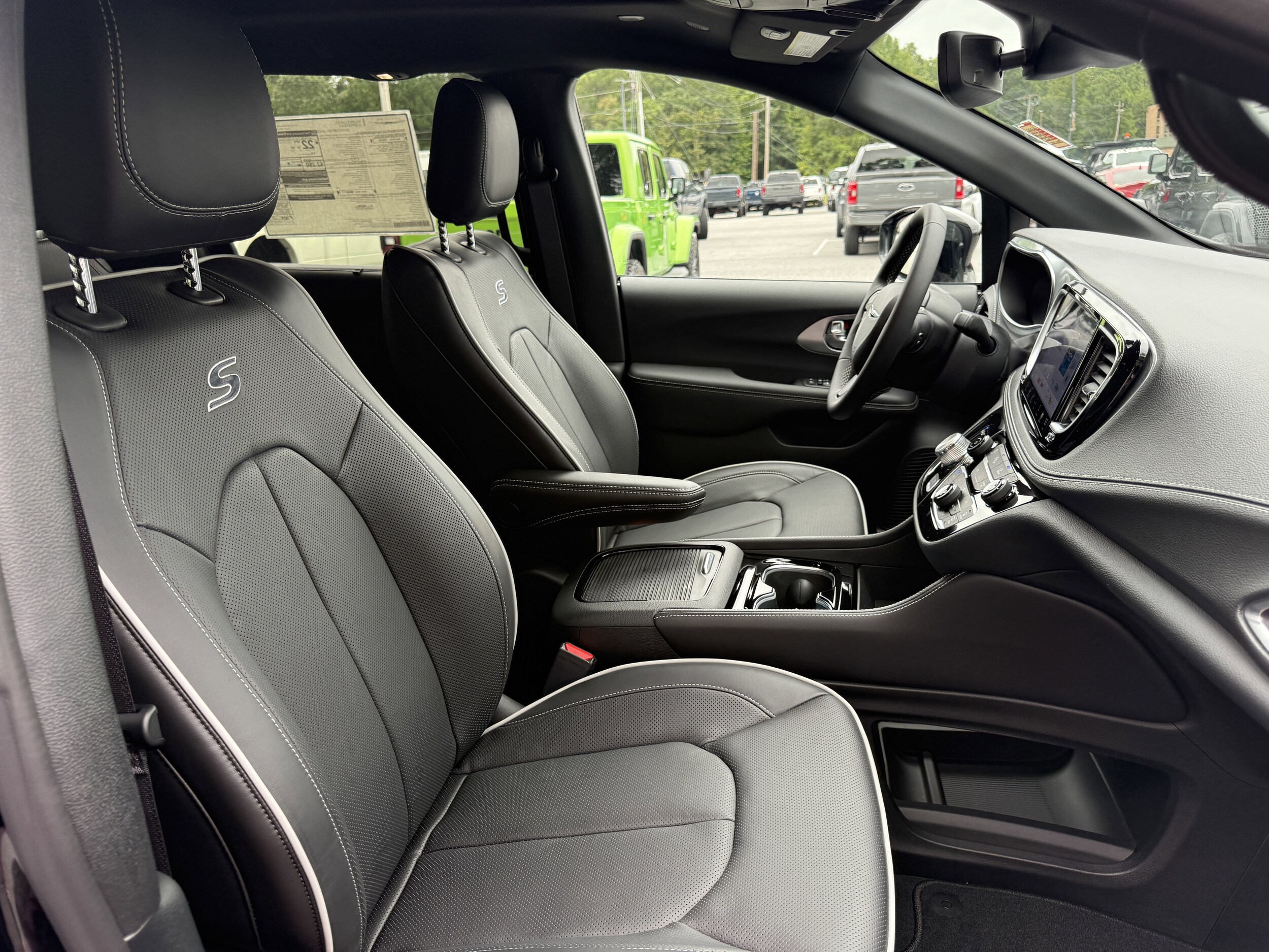 2026 Chrysler Pacifica Limited - Photo 14