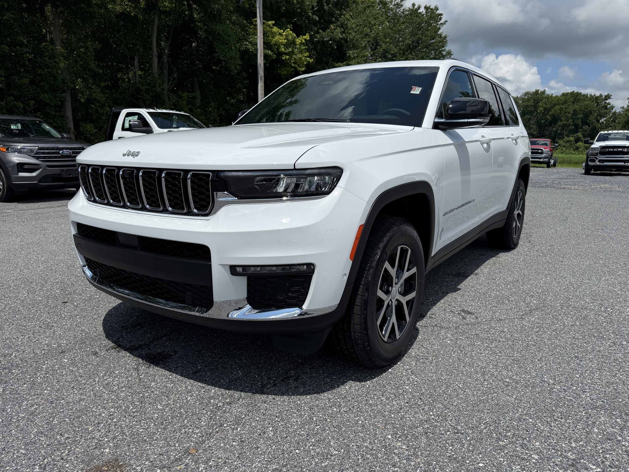 2025 Jeep Grand Cherokee Limited photo 3