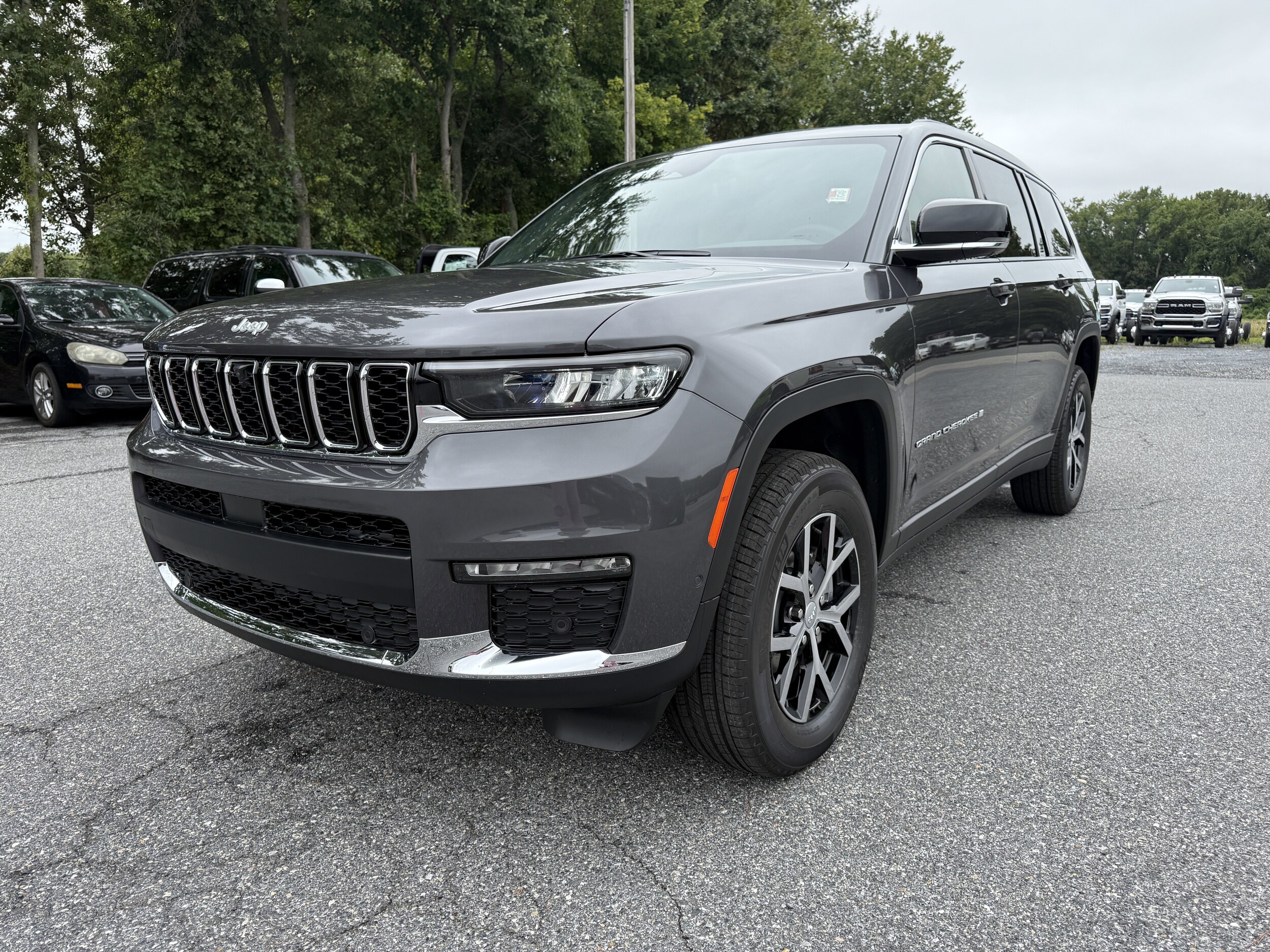 2025 Jeep Grand Cherokee Limited photo 3
