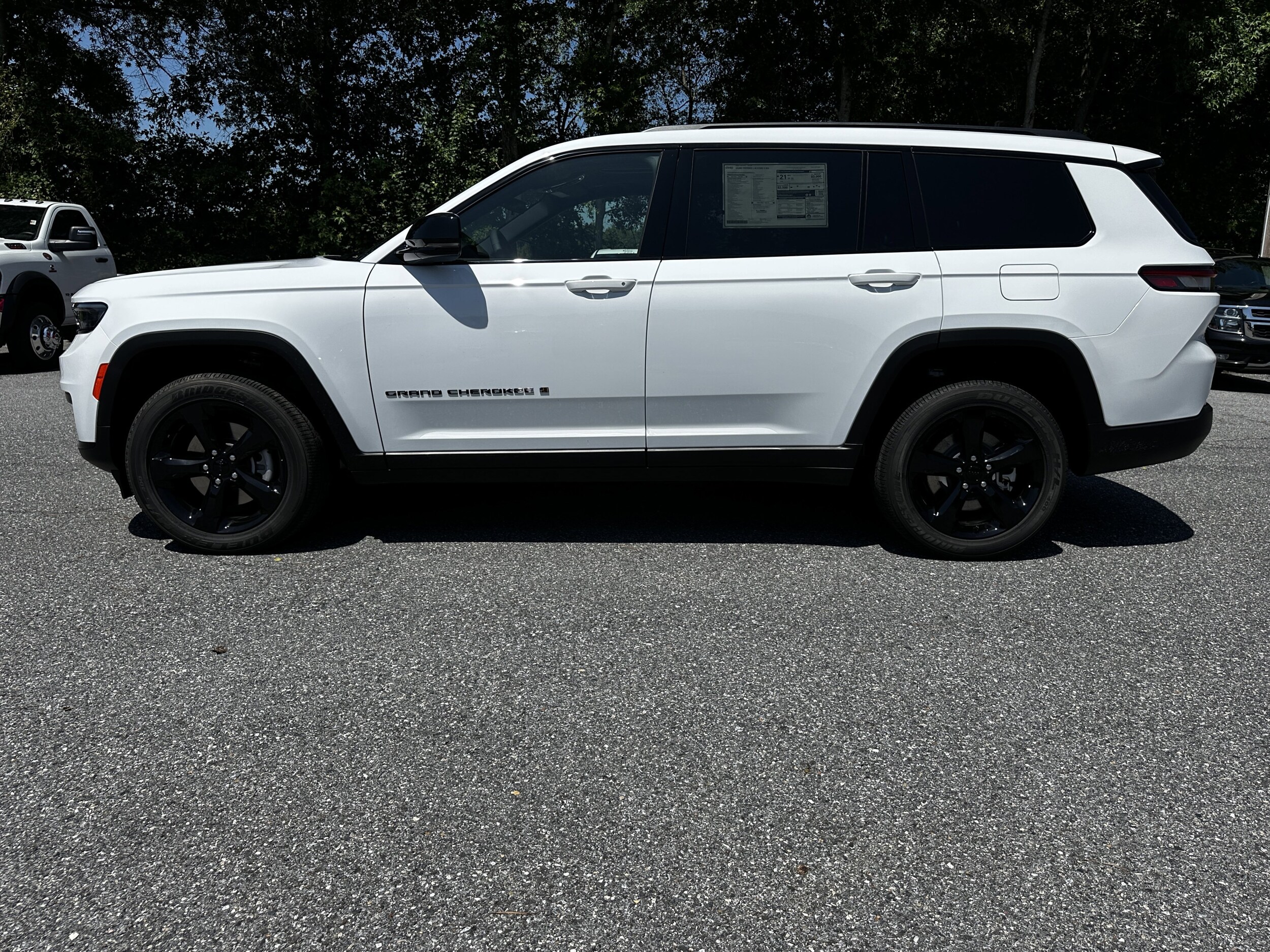 2025 Jeep Grand Cherokee Altitude photo 3