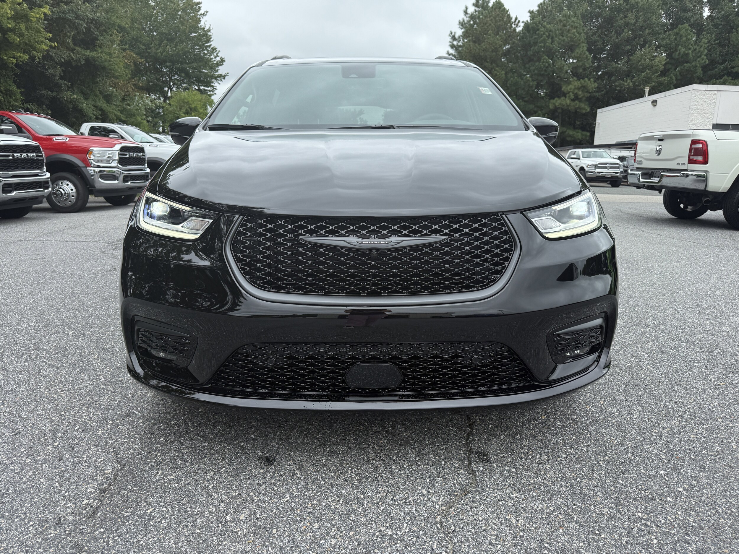 2026 Chrysler Pacifica Limited photo 2