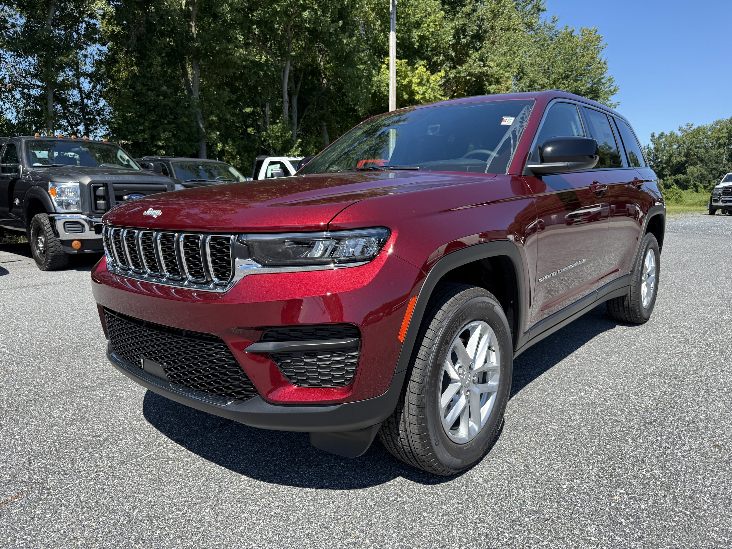 2025 Jeep Grand Cherokee Laredo photo 2