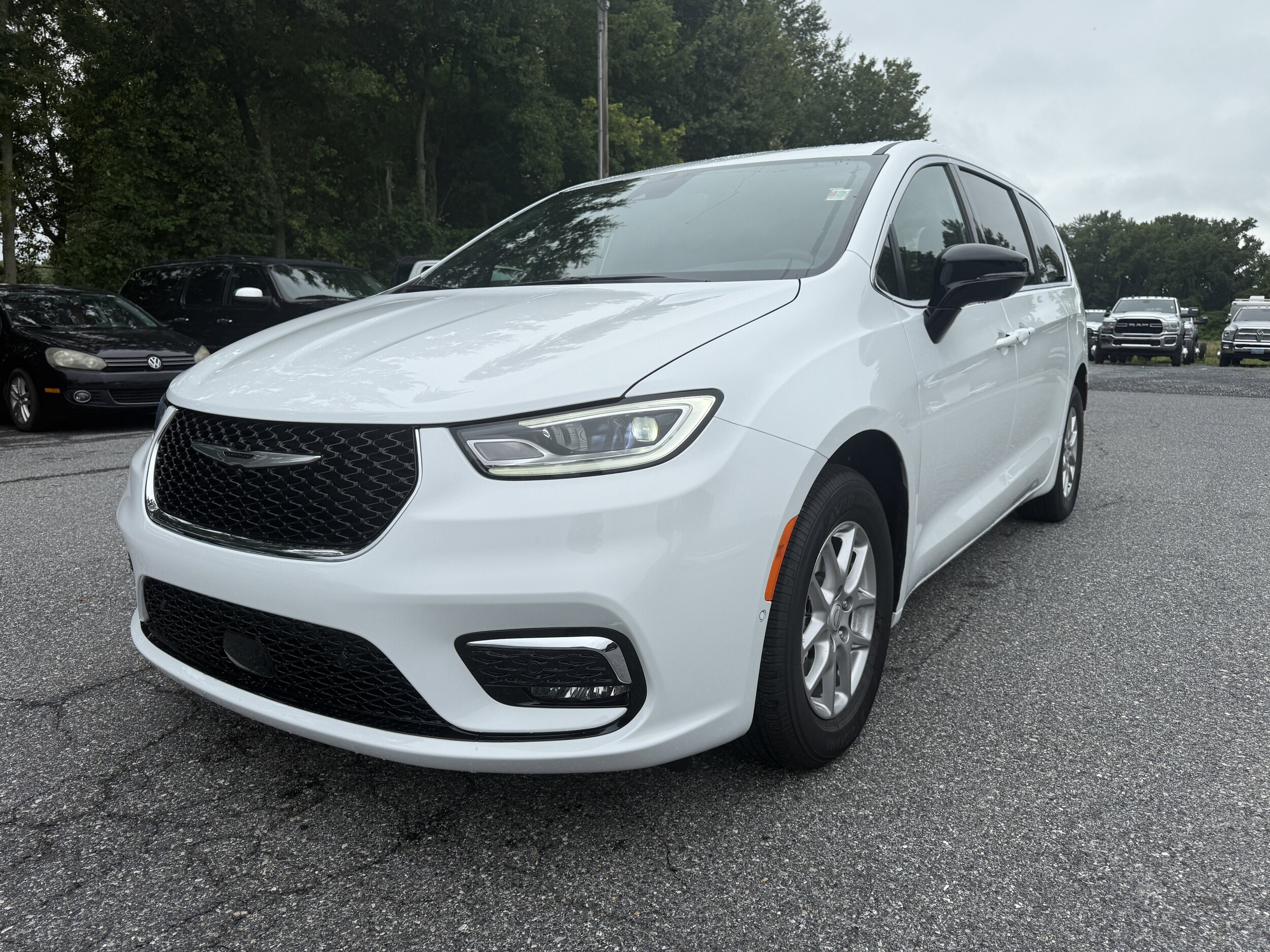 2026 Chrysler Pacifica photo 3