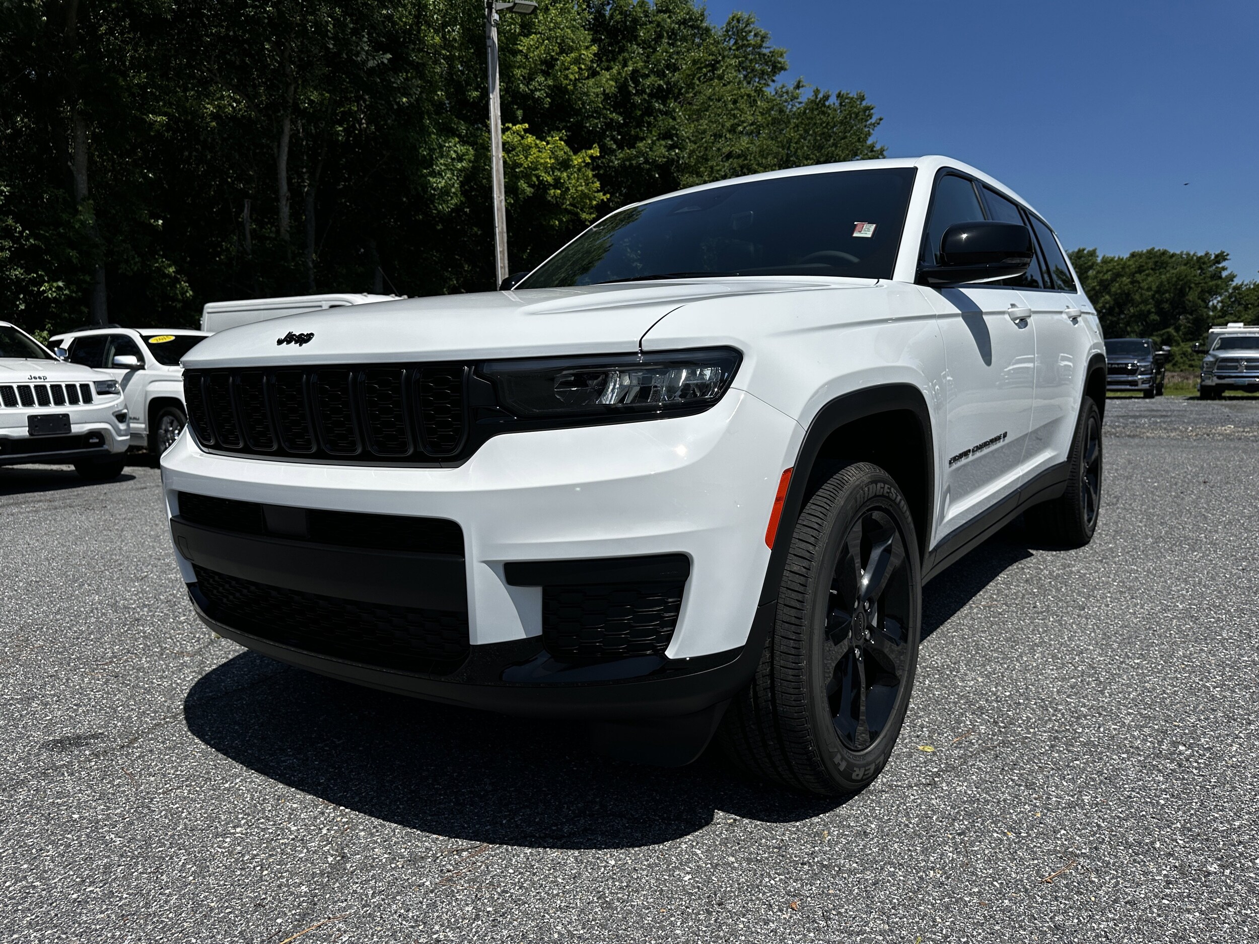 2025 Jeep Grand Cherokee Altitude photo 2