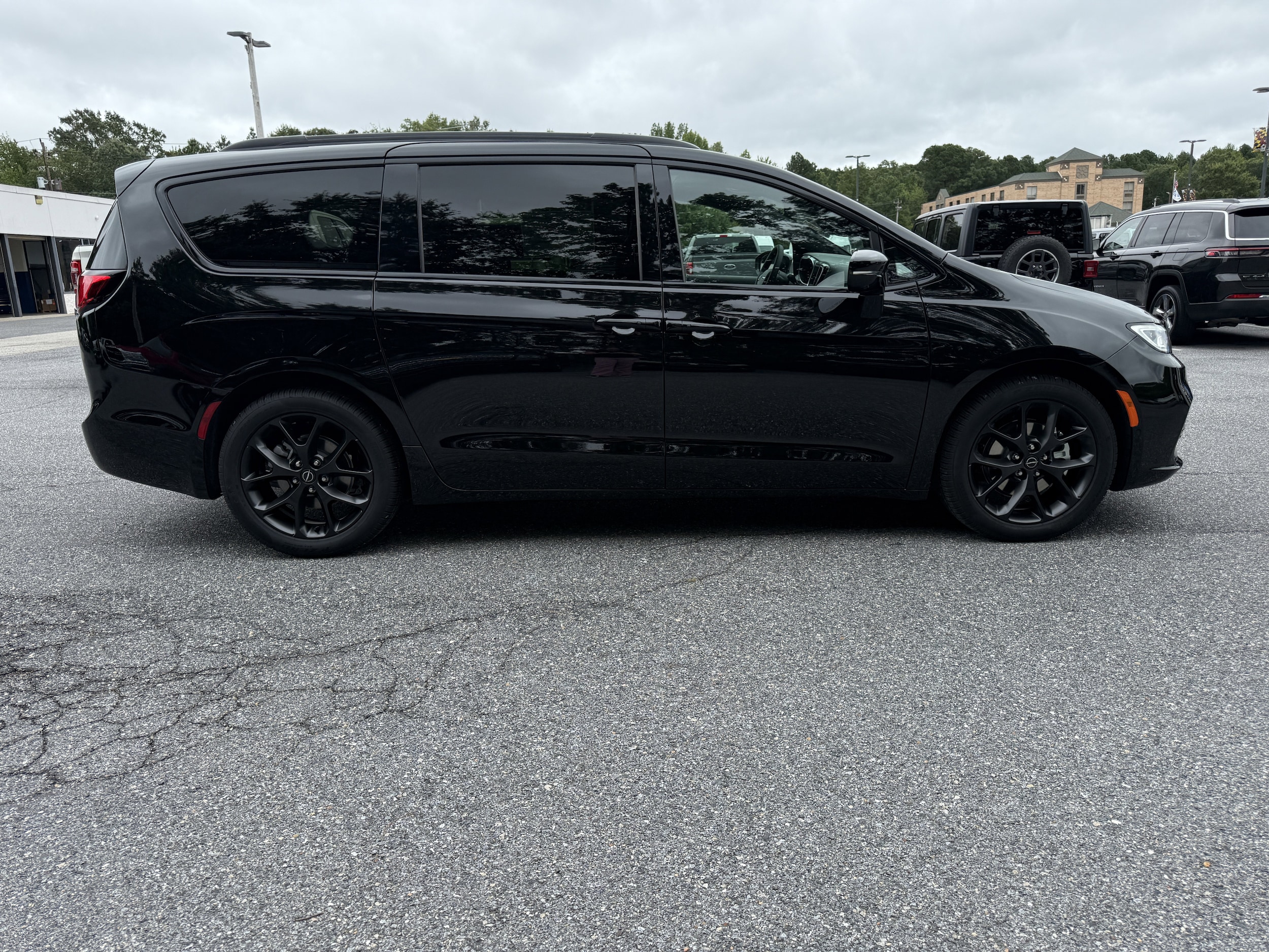 2026 Chrysler Pacifica Limited - Photo 9