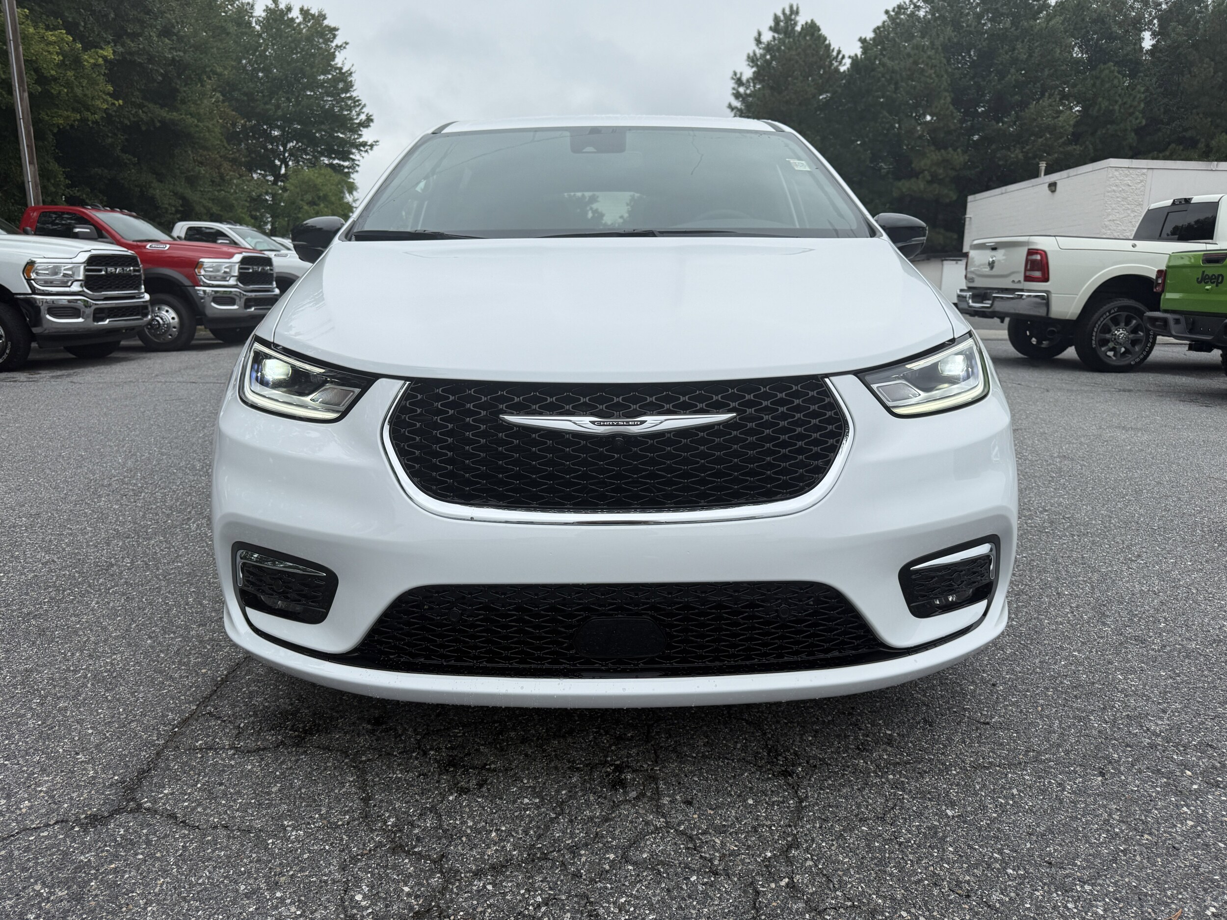 2026 Chrysler Pacifica photo 2