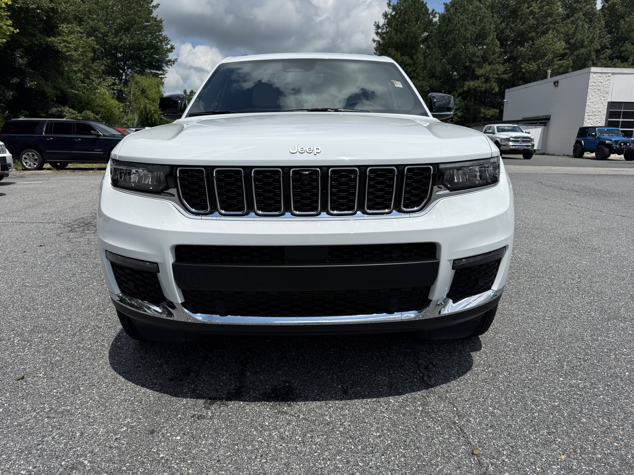 2025 Jeep Grand Cherokee Limited photo 2
