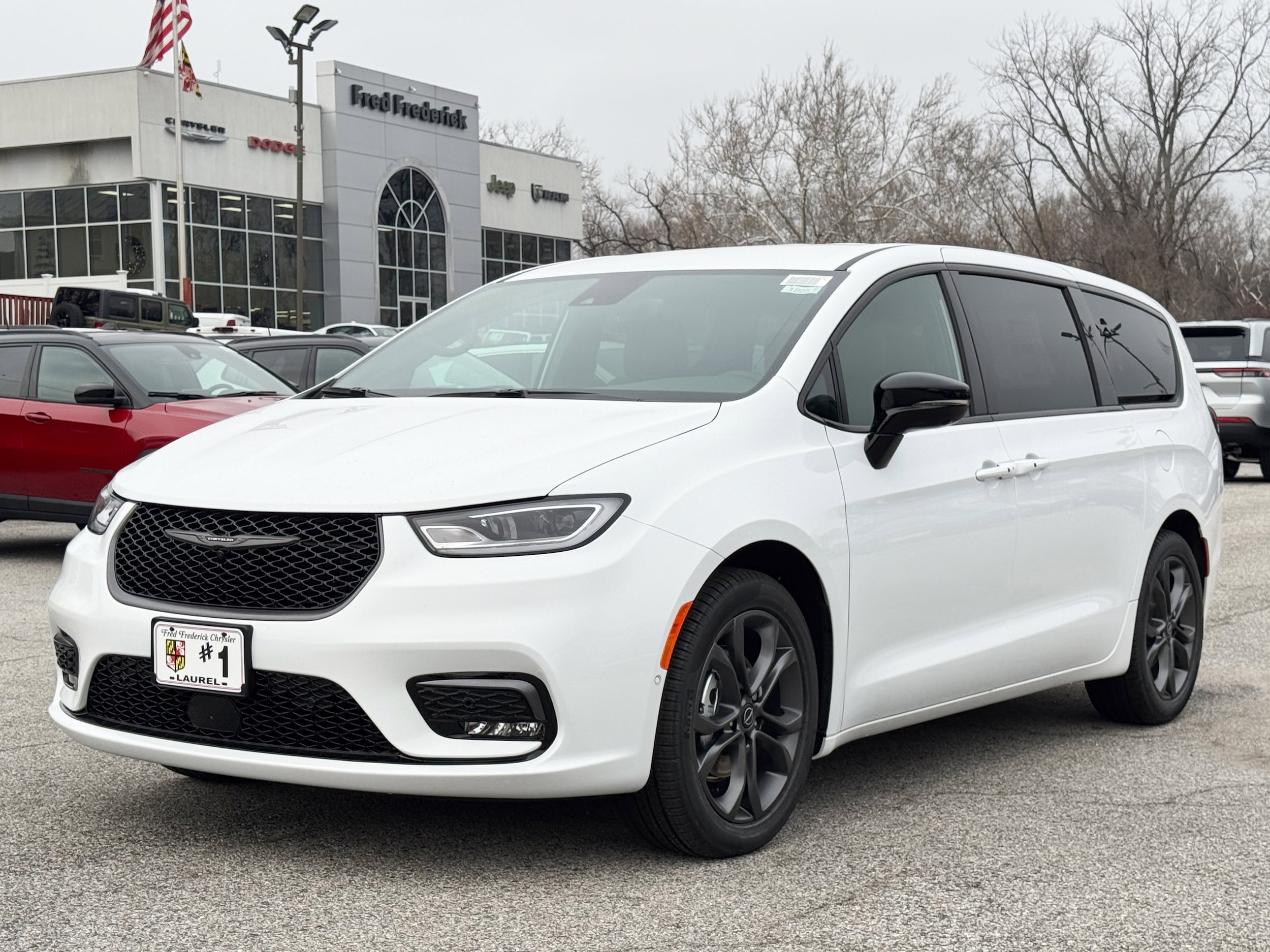 2026 Chrysler Pacifica Select's photo