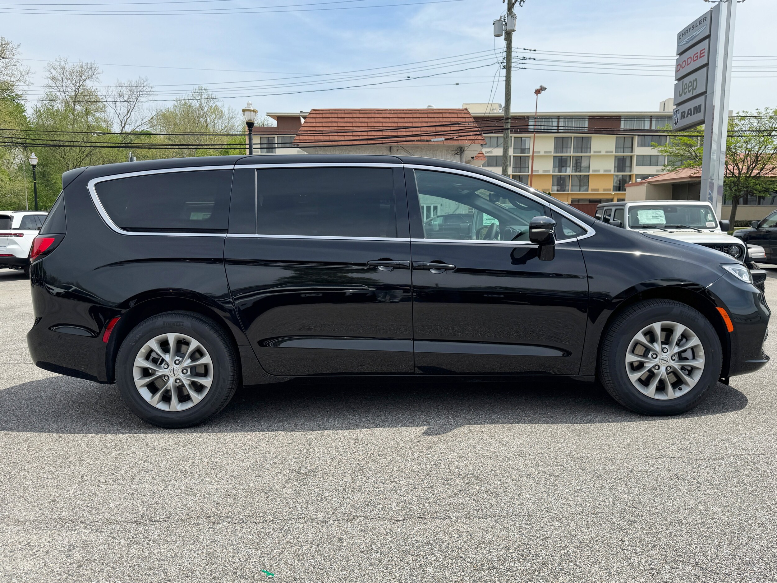 2025 Chrysler Pacifica photo 4