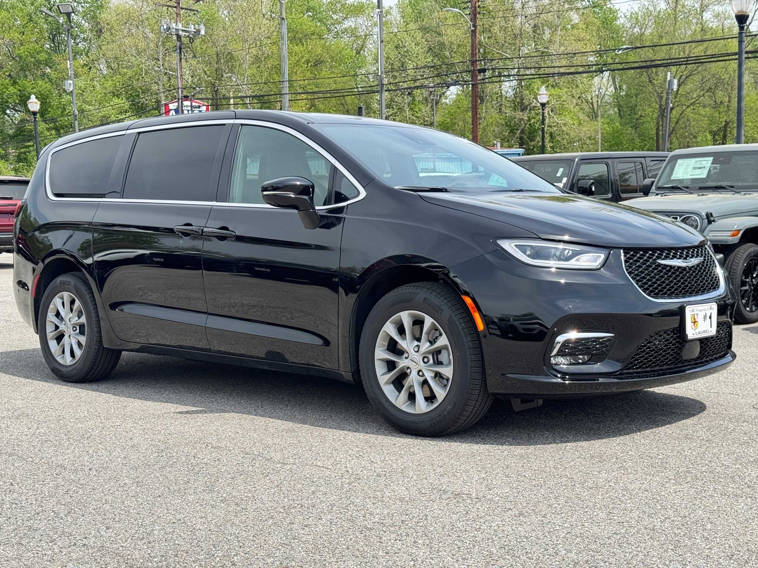 2025 Chrysler Pacifica photo 3