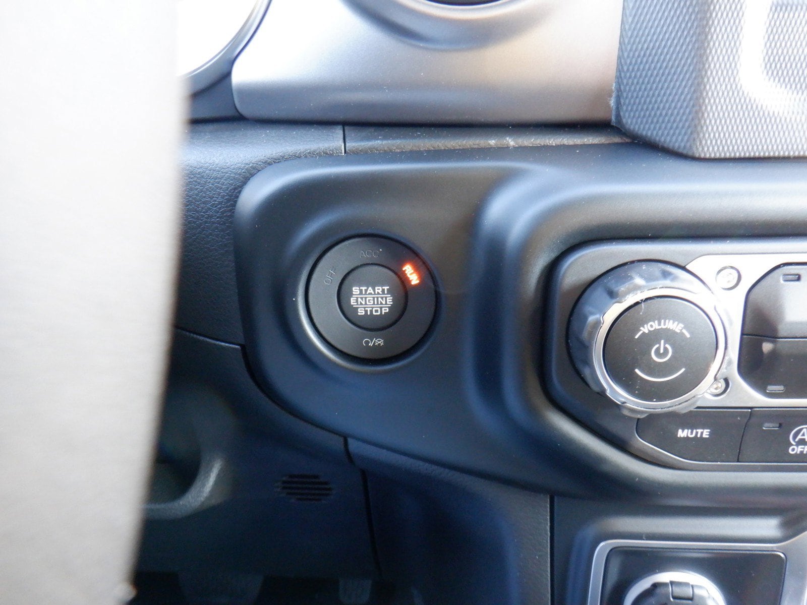 2023 Jeep Gladiator Sport S - Photo 25