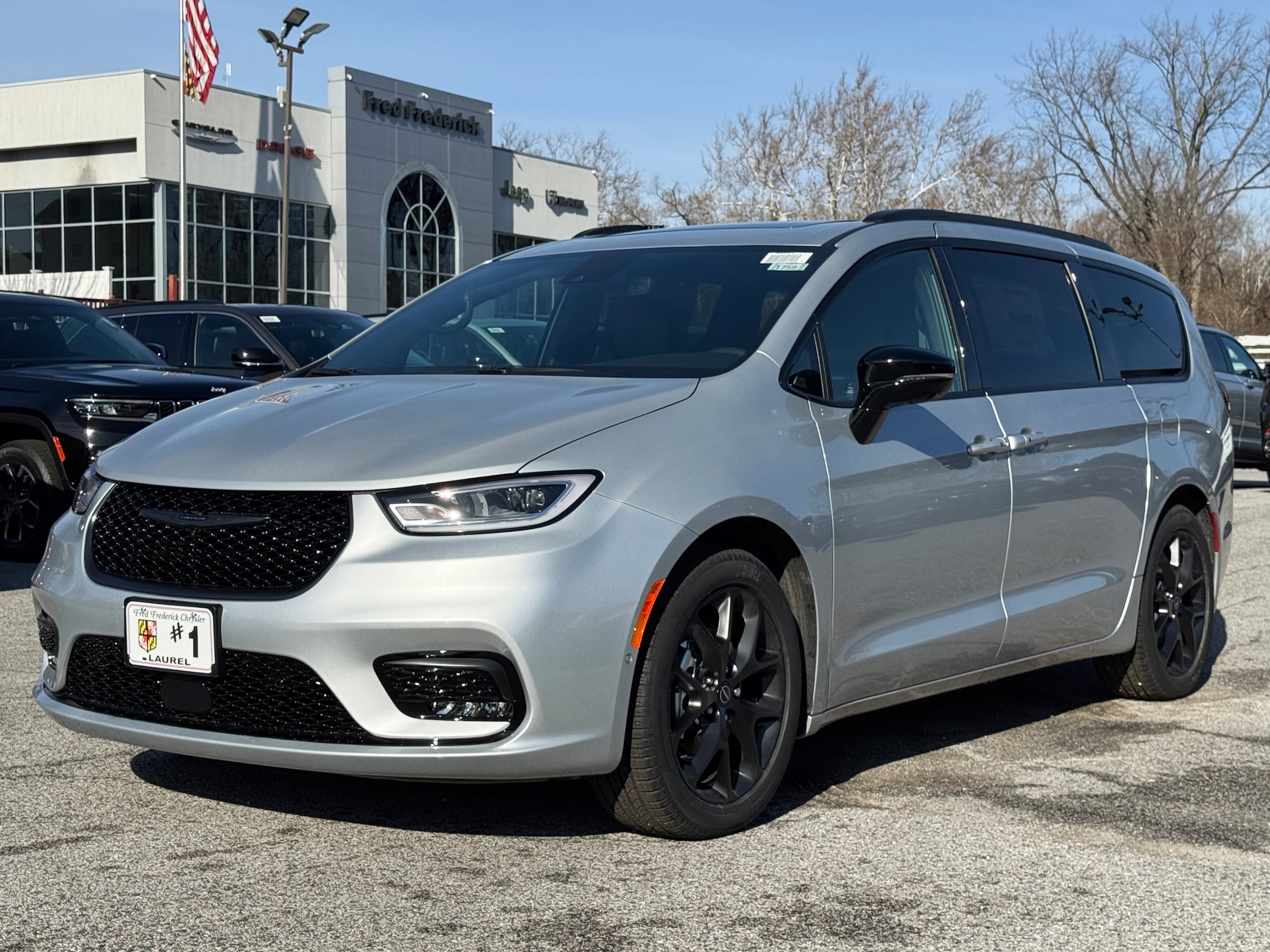 2026 Chrysler Pacifica Limited's photo