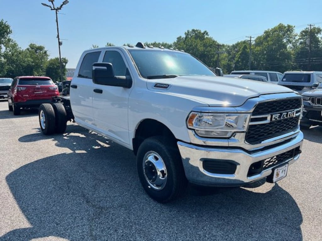 New 2023 Ram 3500 Chassis Cab 3500 TRADESMAN CREW CAB CHASSIS 4X4 60' CA Pickup