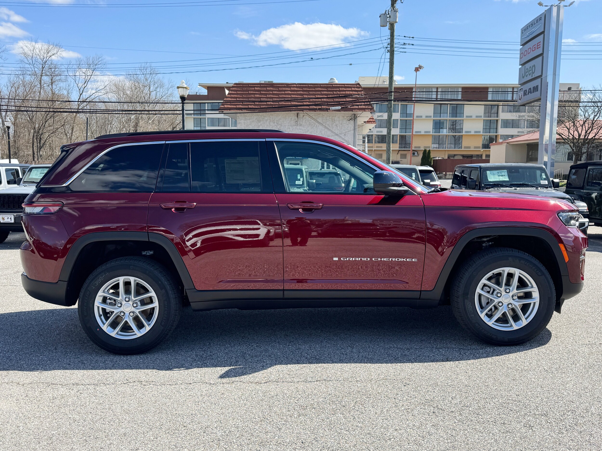 2025 Jeep Grand Cherokee Laredo X photo 4