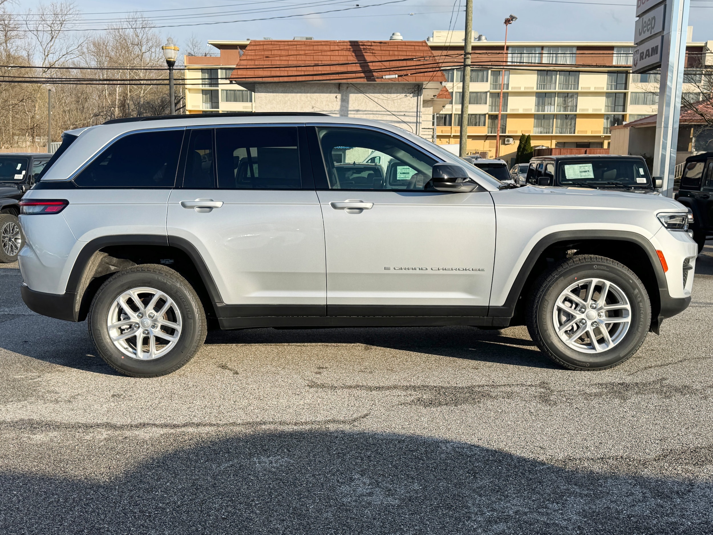 2025 Jeep Grand Cherokee Laredo X photo 4