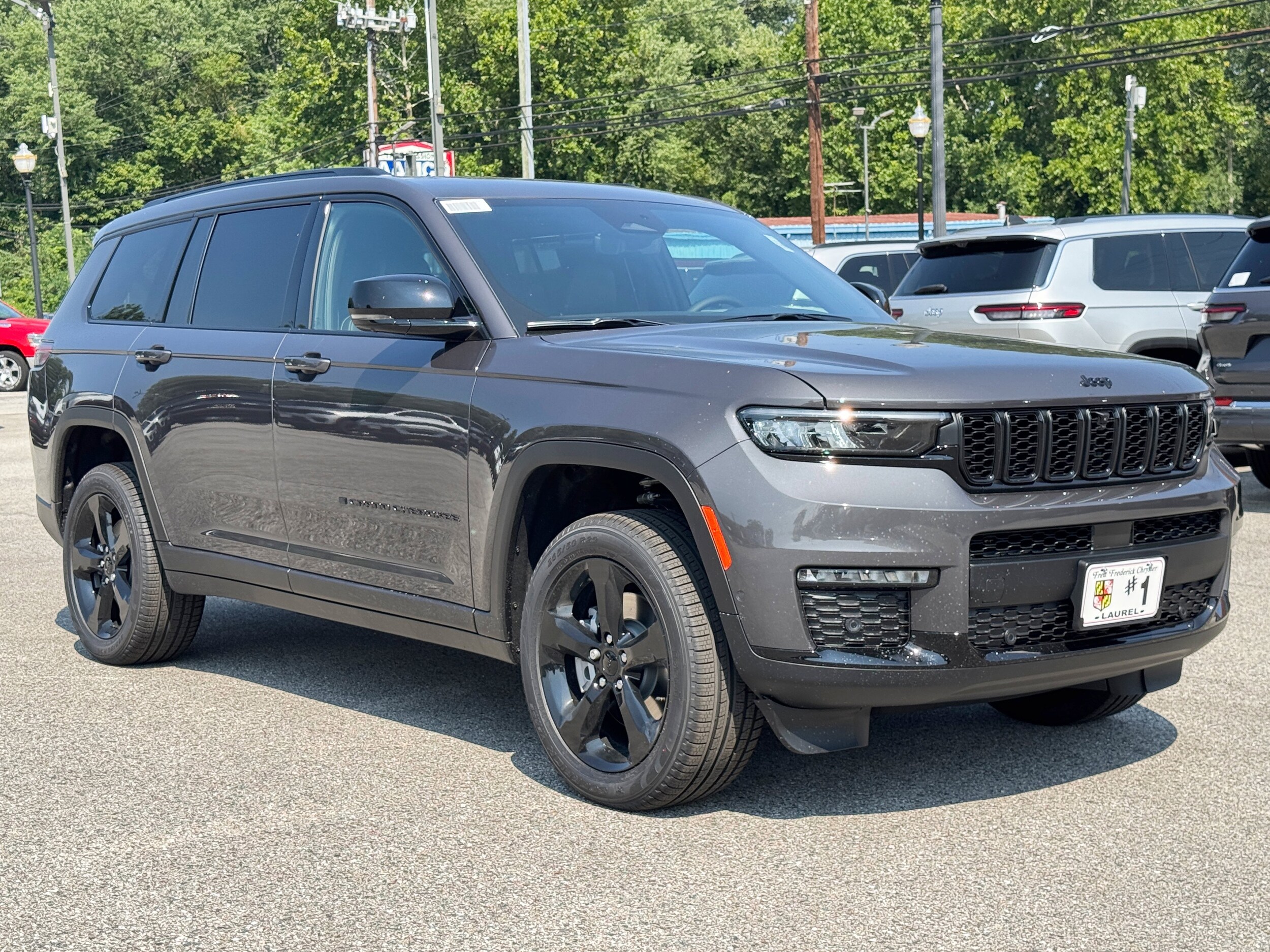 2025 Jeep Grand Cherokee Limited photo 3