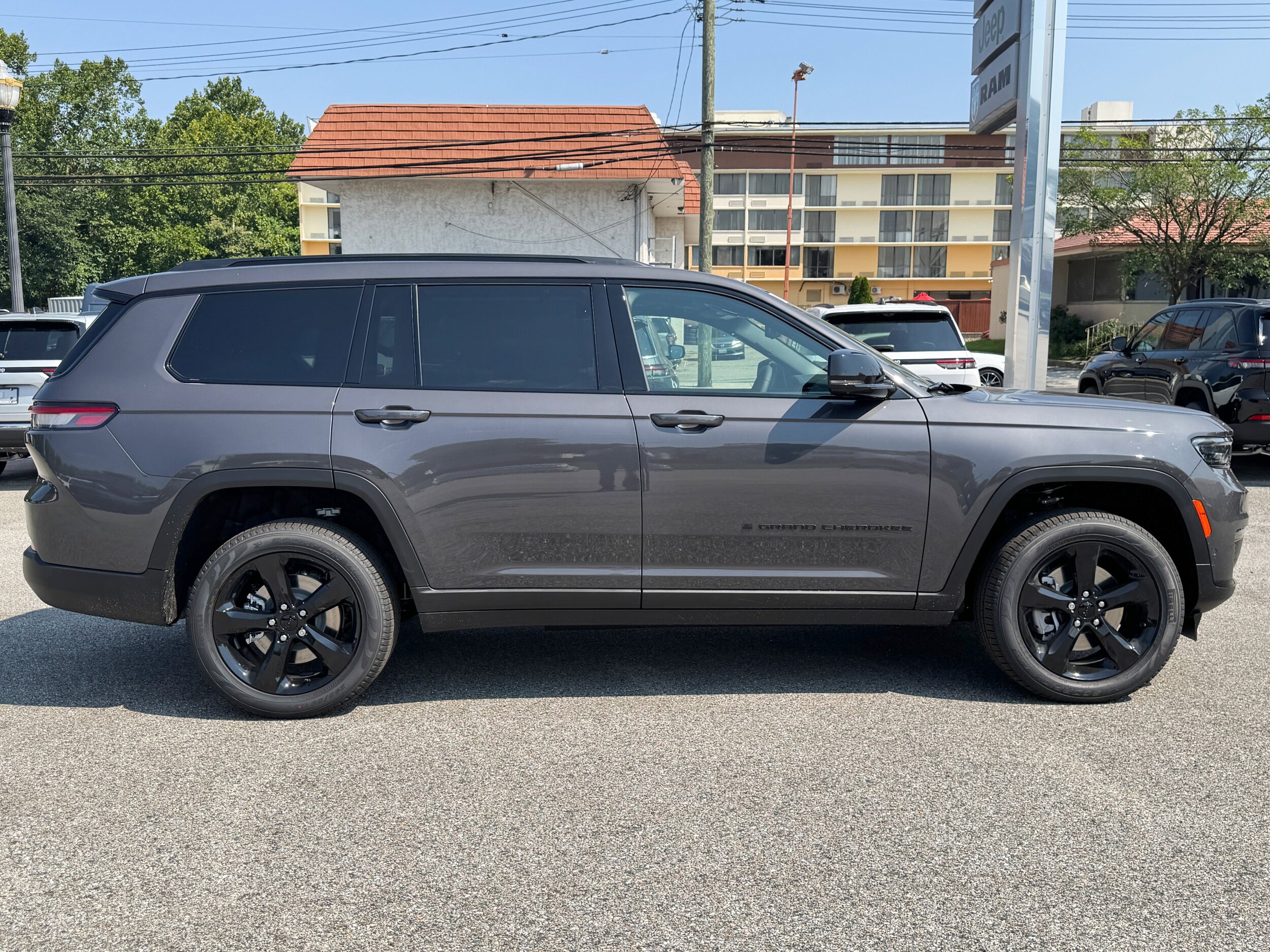 2025 Jeep Grand Cherokee Limited photo 4