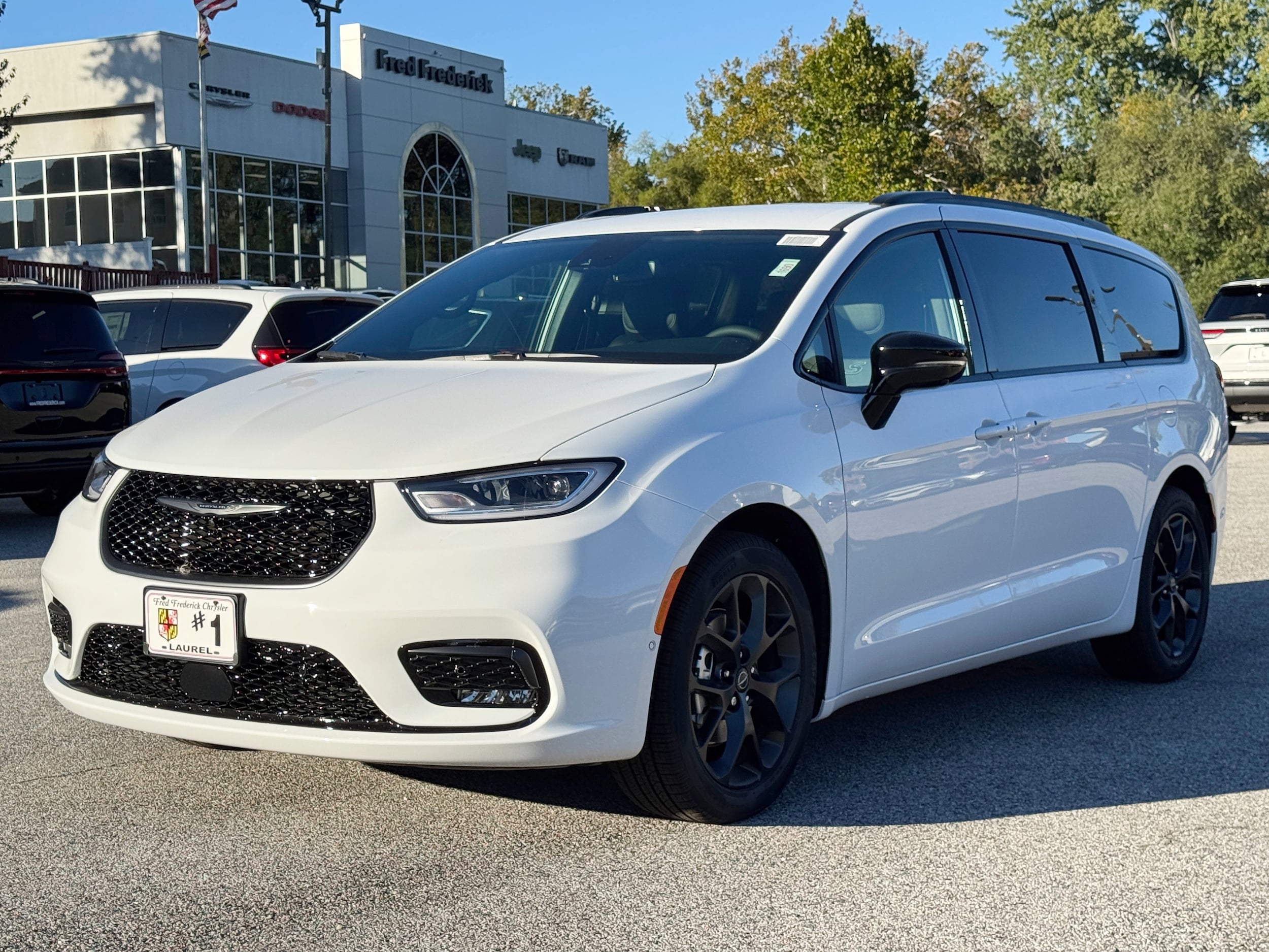 2026 Chrysler Pacifica Select's photo