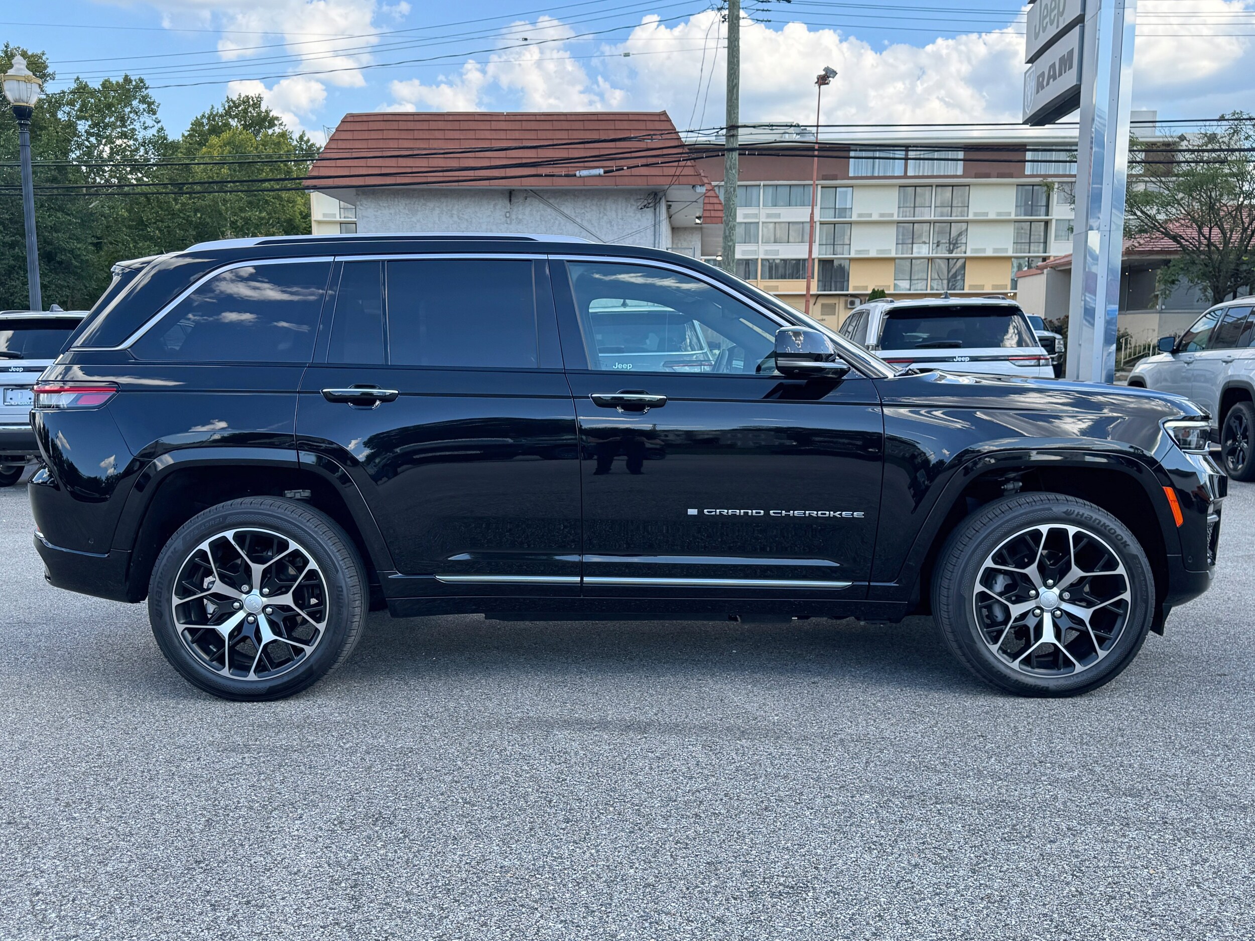 2022 Jeep Cherokee Summit 4xe photo 4