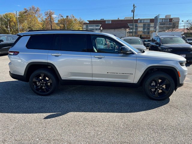 2025 Jeep Grand Cherokee Limited photo 3