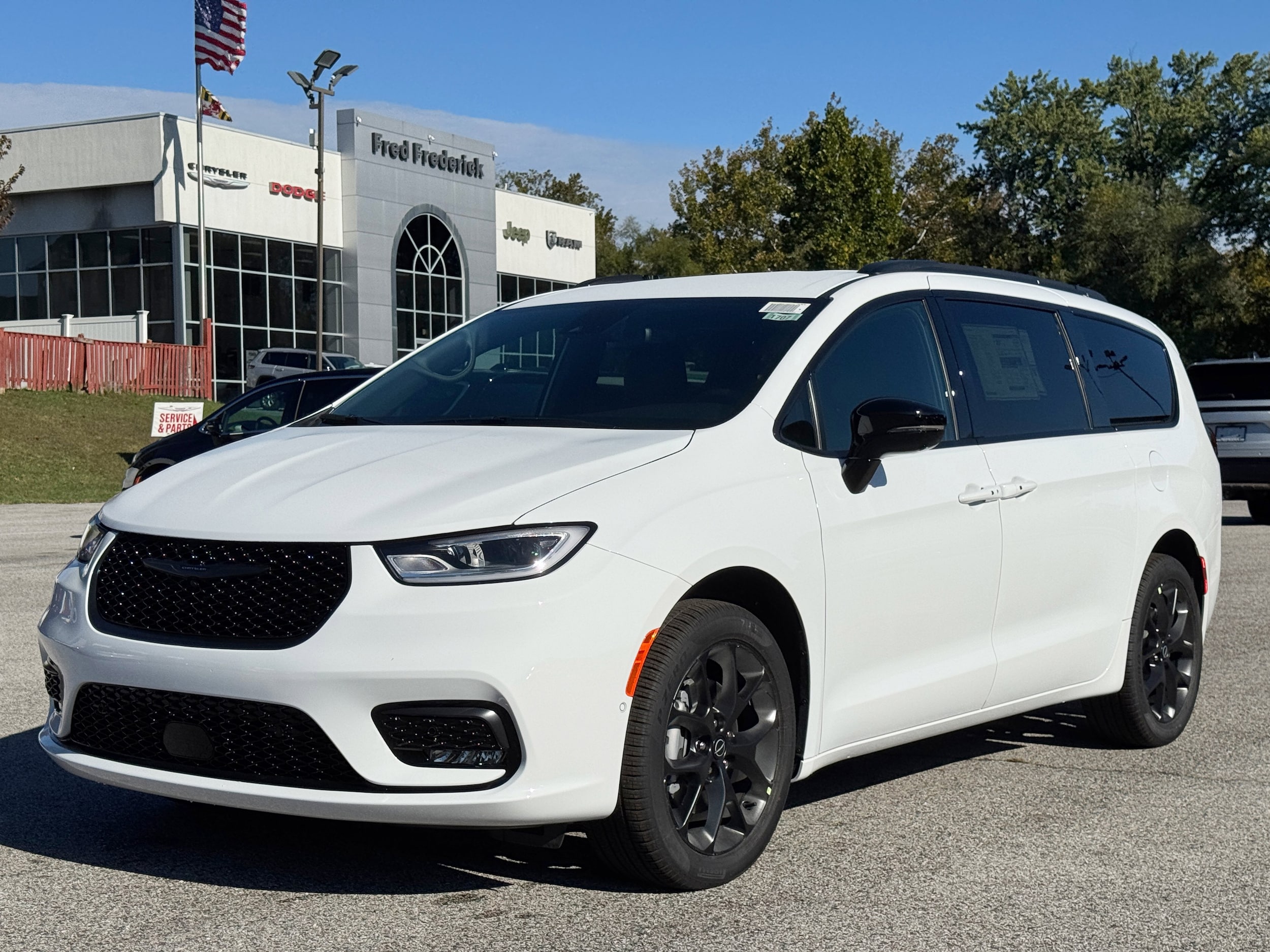 2026 Chrysler Pacifica Select's photo