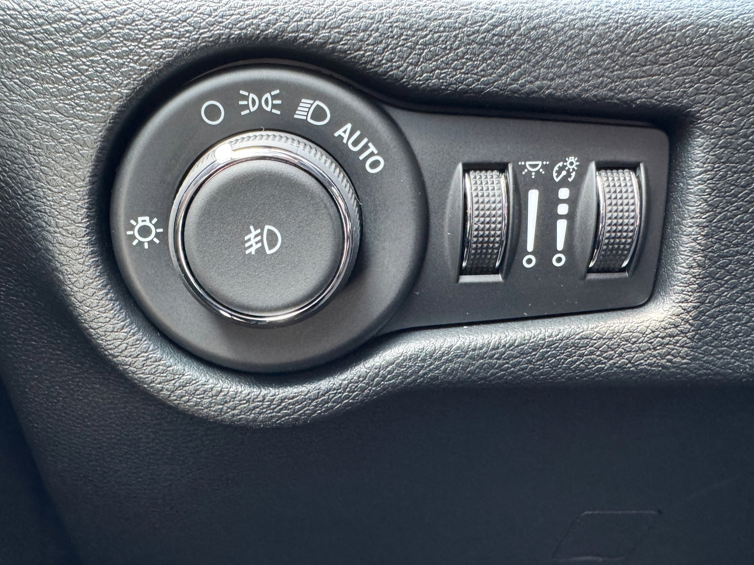 2025 Chrysler Pacifica Select - Photo 16
