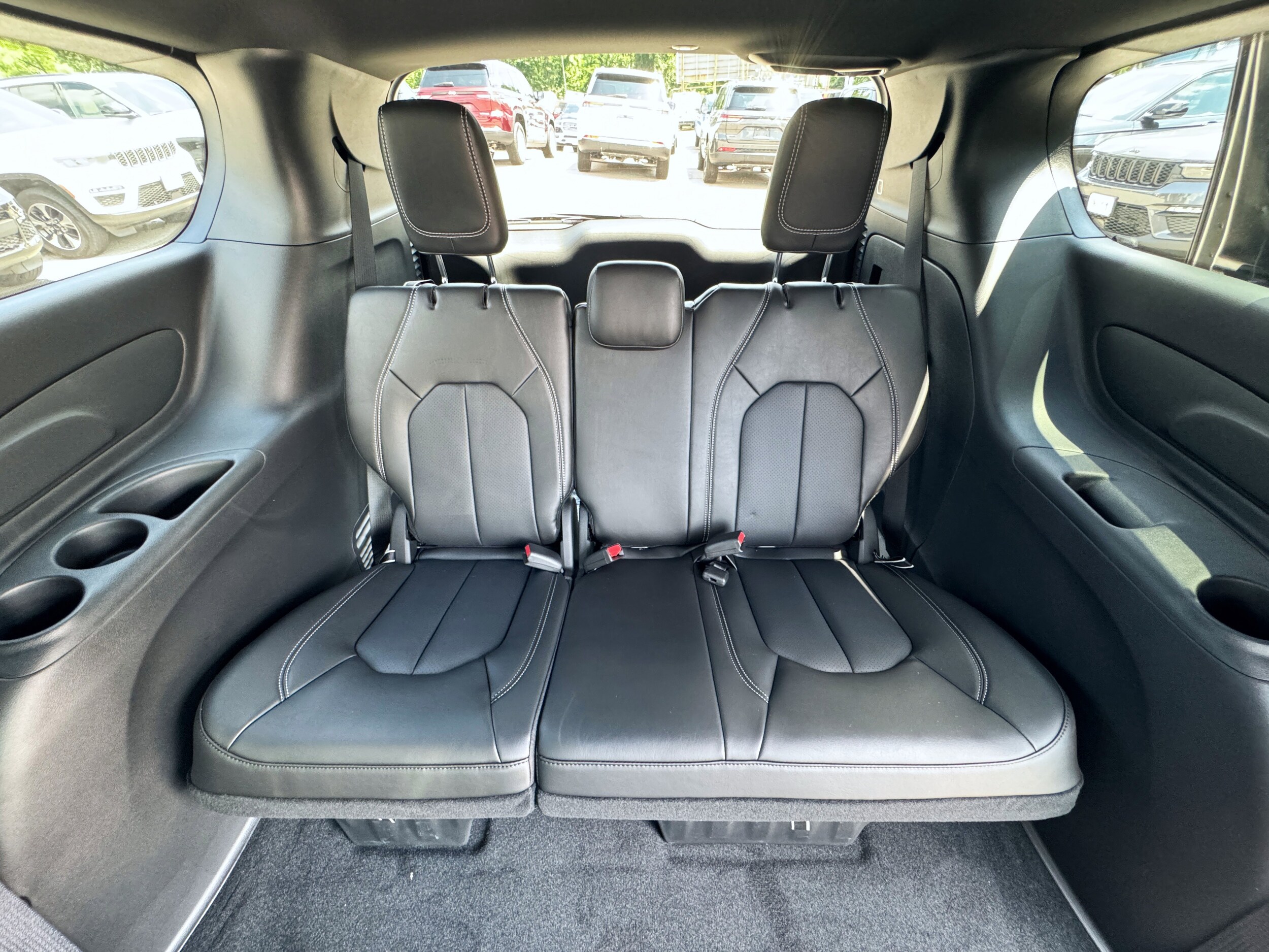 2025 Chrysler Pacifica Select - Photo 29