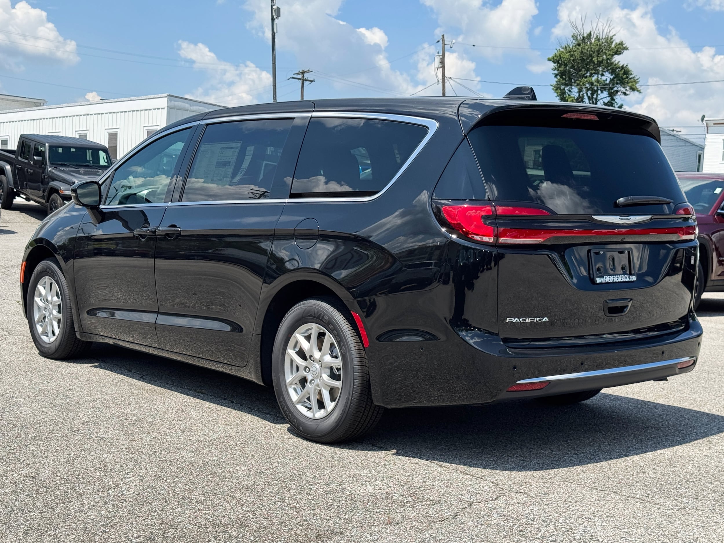 2025 Chrysler Pacifica Select - Photo 7