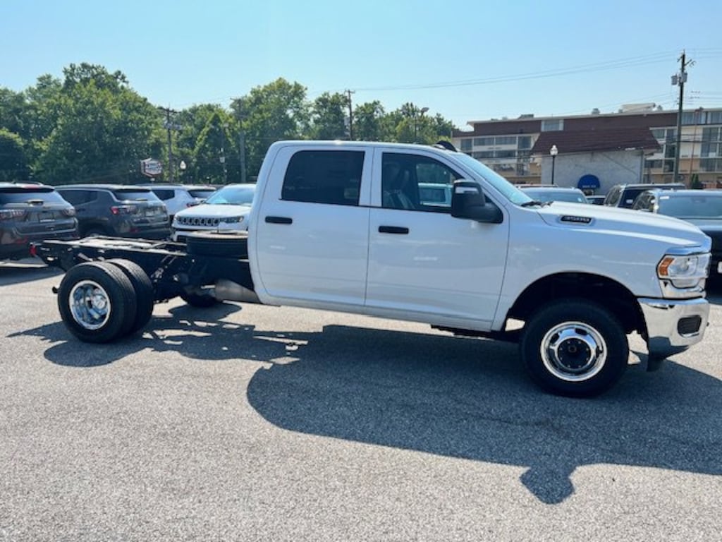 New 2023 Ram 3500 Chassis Cab 3500 TRADESMAN CREW CAB CHASSIS 4X4 60' CA Pickup