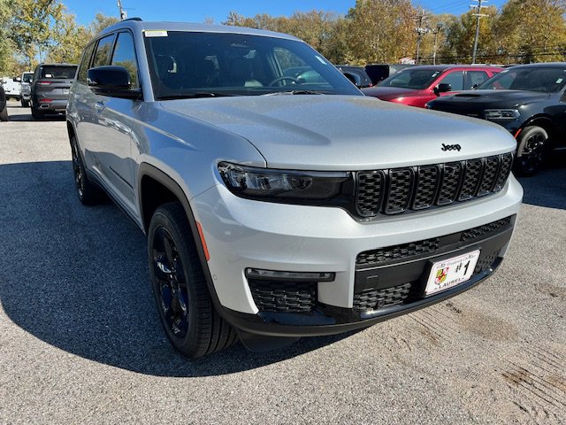 2025 Jeep Grand Cherokee Limited photo 2