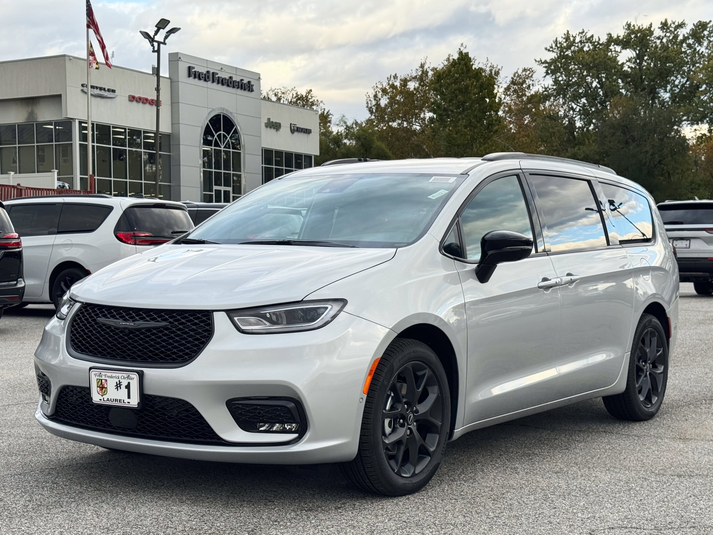 2026 Chrysler Pacifica Select's photo