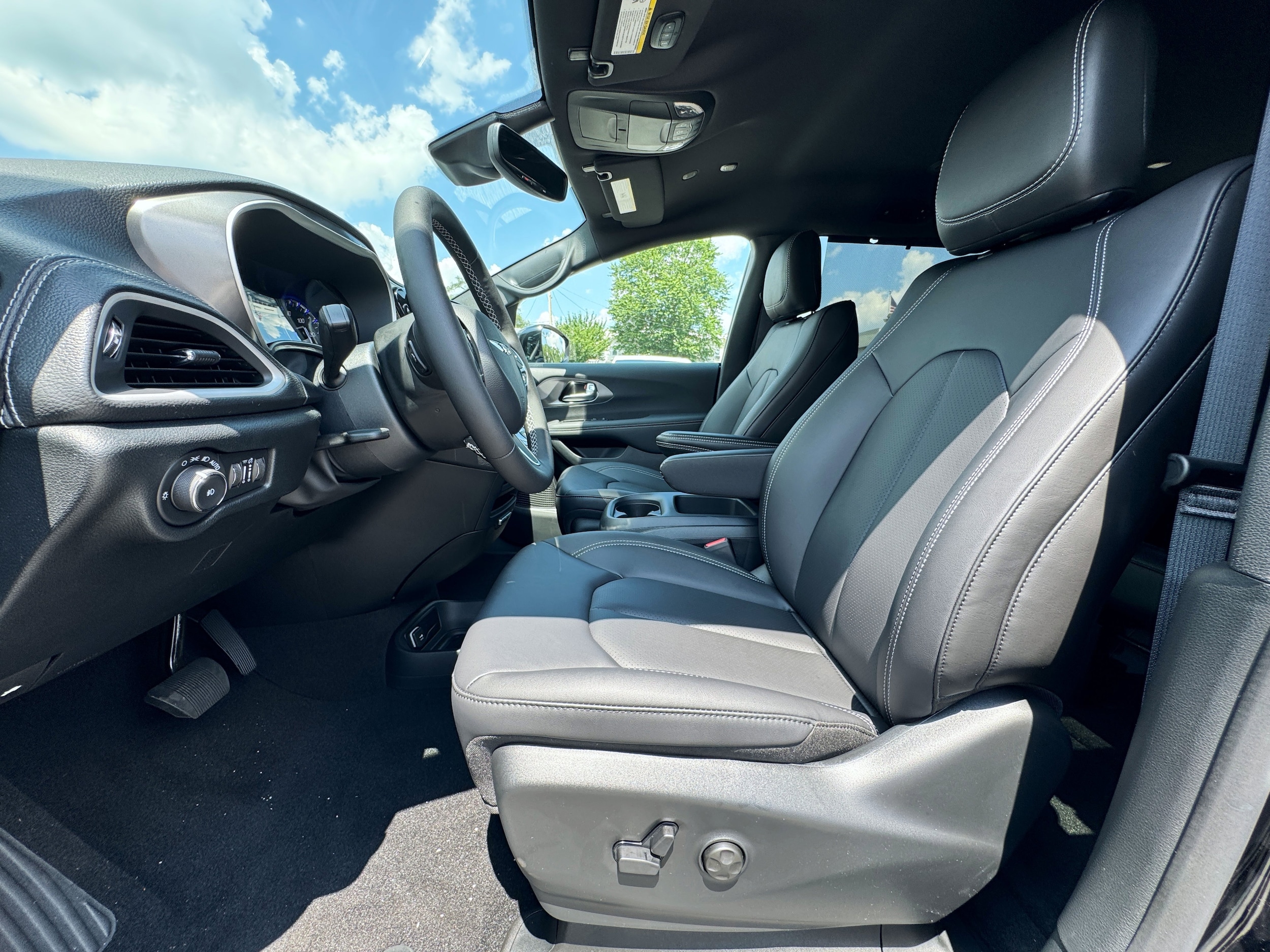 2025 Chrysler Pacifica Select - Photo 11