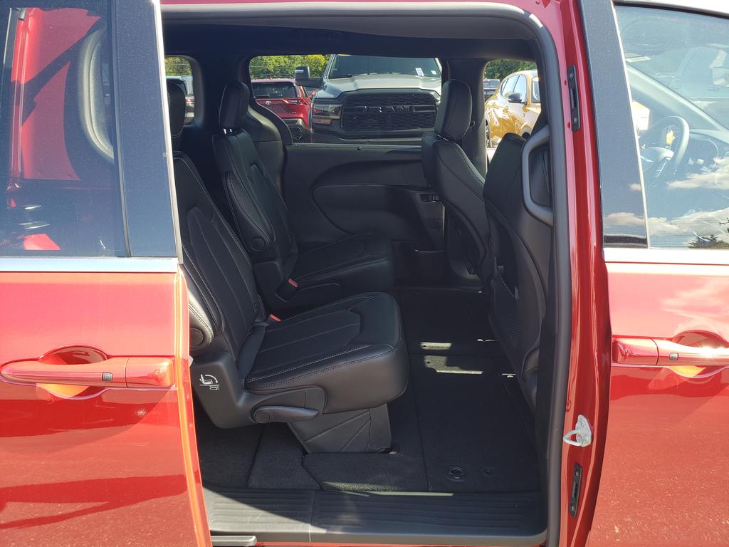2026 Chrysler Voyager LX - Photo 13