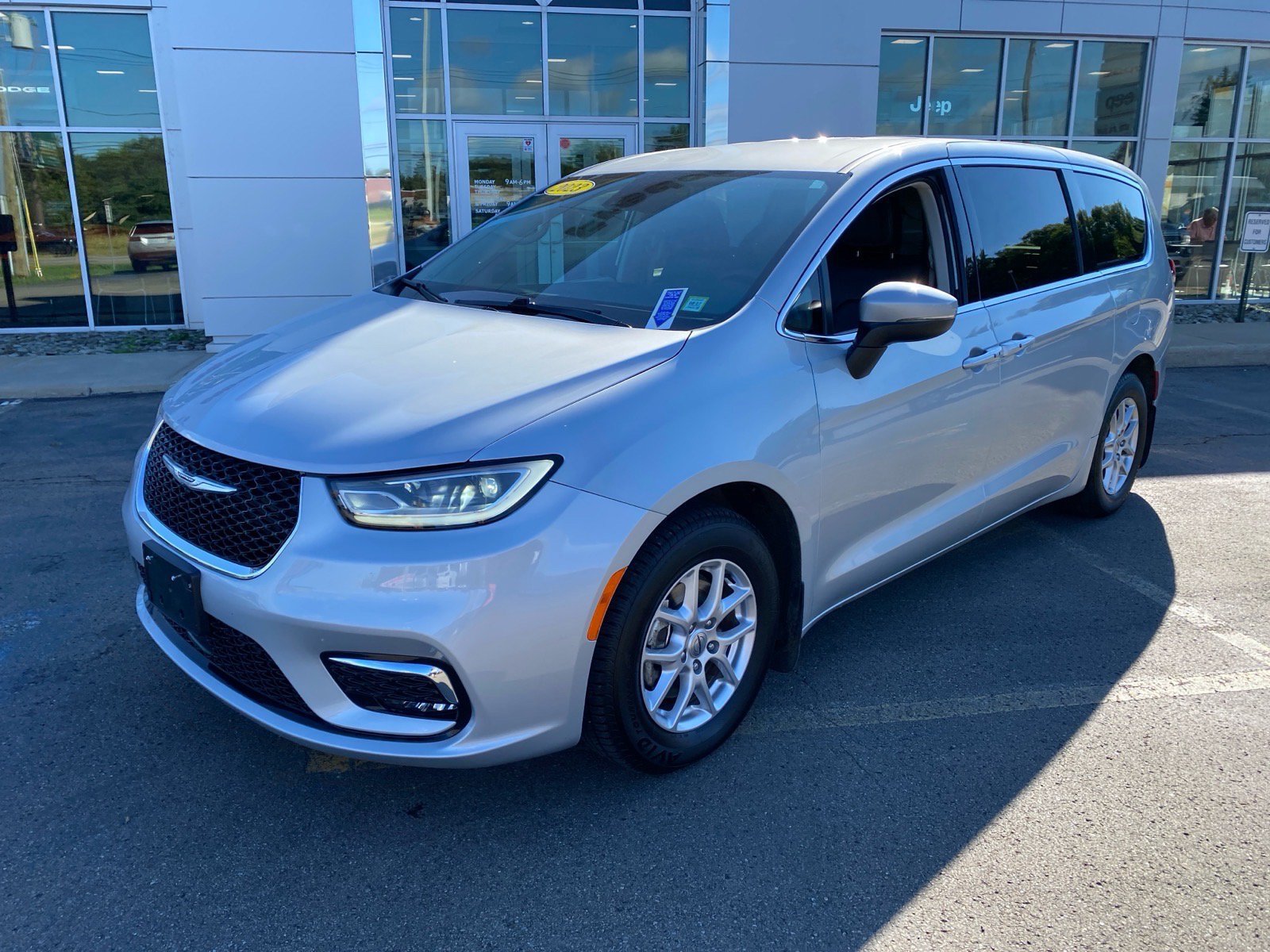 2023 Chrysler Pacifica Touring L FWD 