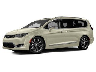 2017 Chrysler Pacifica Touring's photo