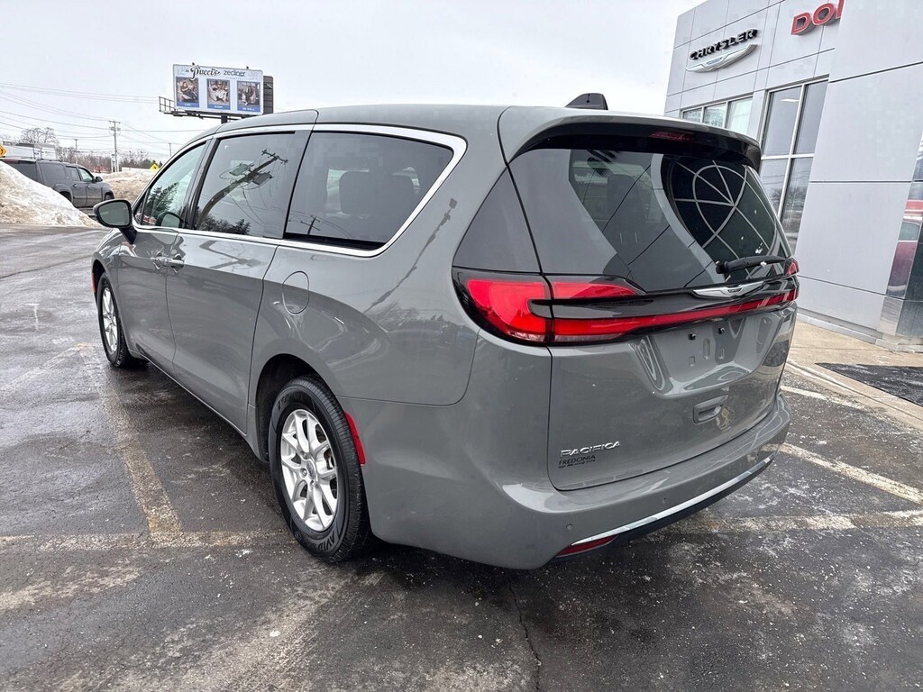 Used 2023 Chrysler Pacifica Touring L Touring L FWD