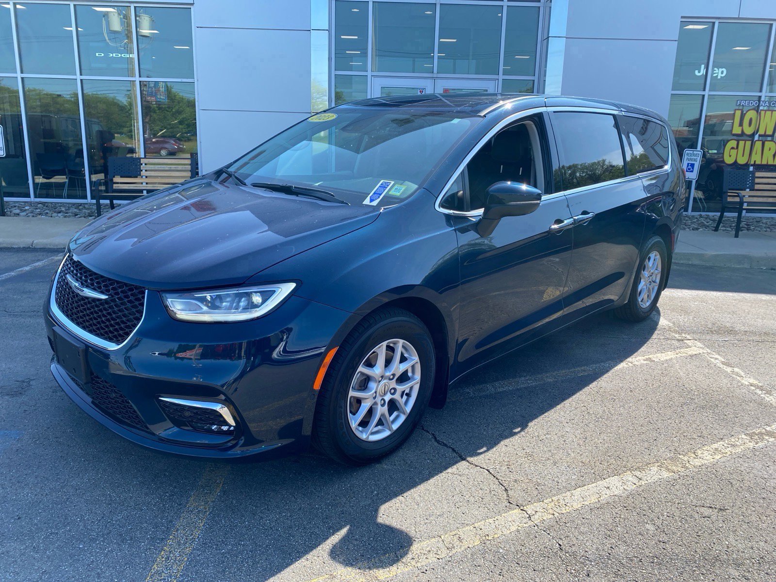 2023 Chrysler Pacifica Touring L's photo