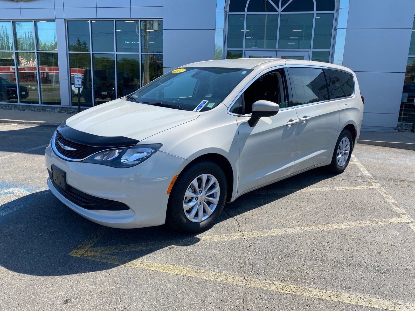 2017 Chrysler Pacifica Touring's photo