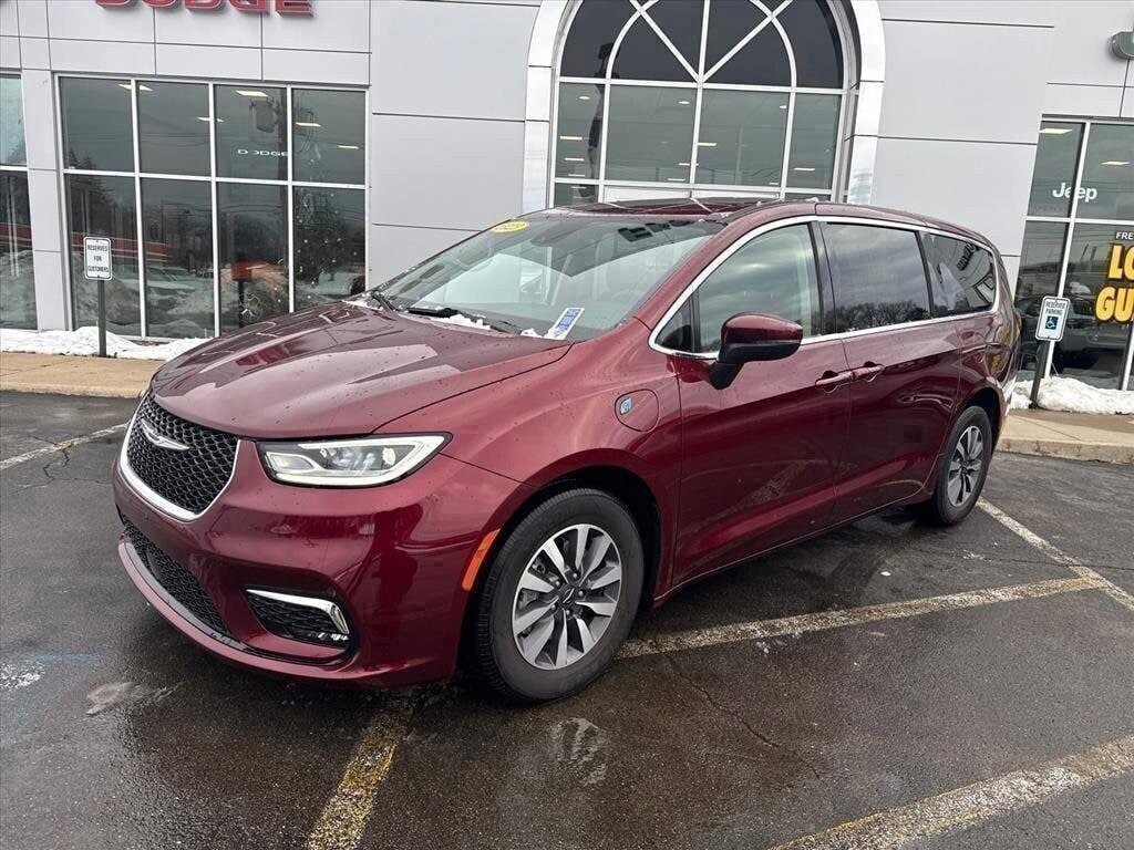 2023 Chrysler Pacifica Hybrid Touring L's photo
