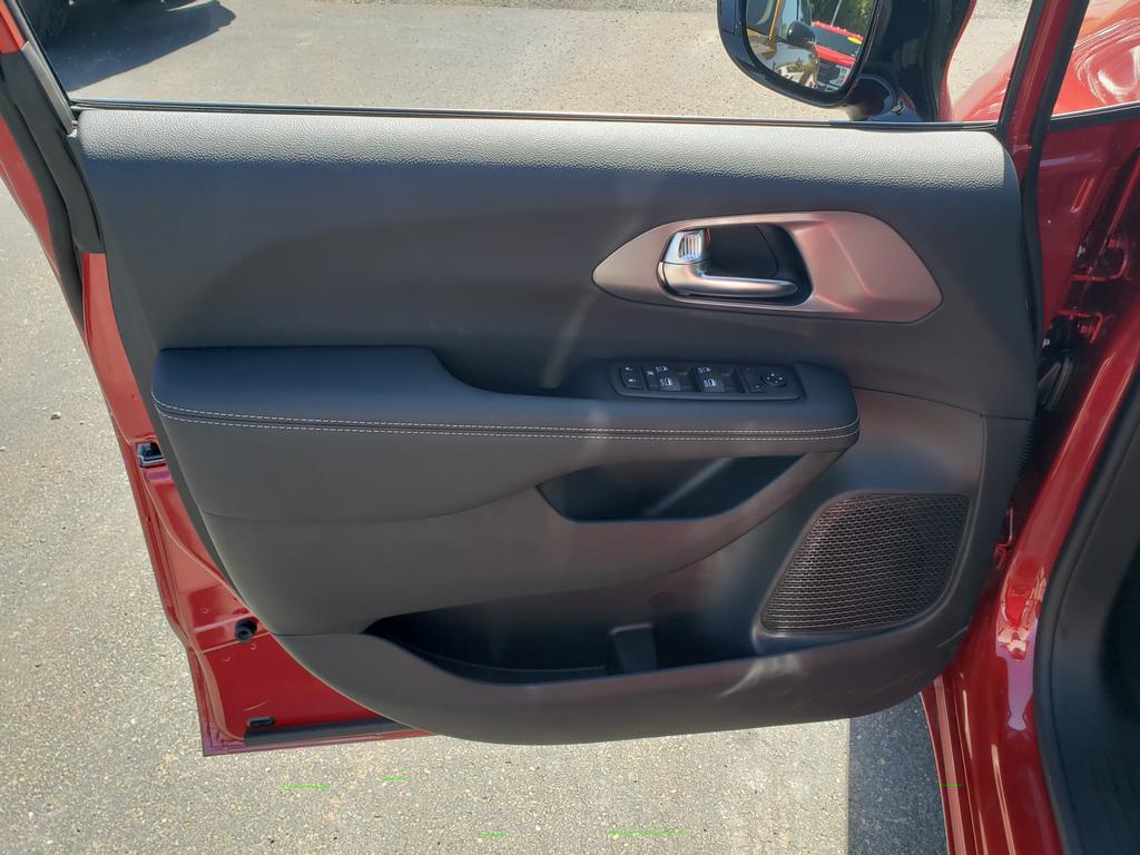 2026 Chrysler Voyager LX - Photo 11