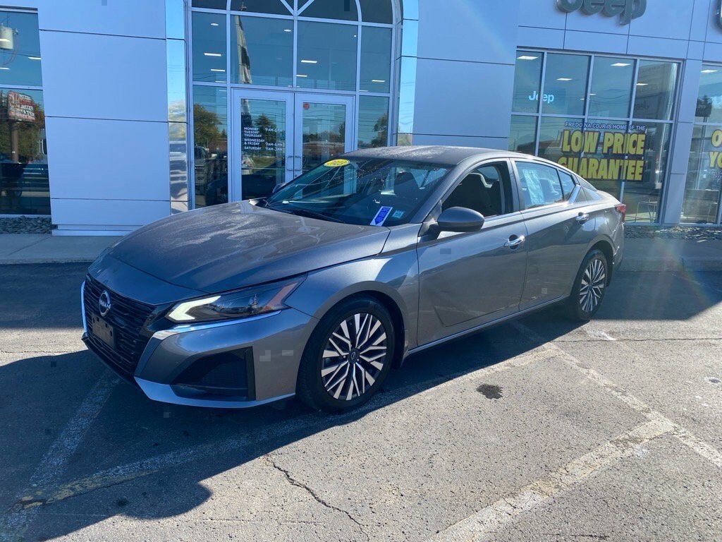 Used 2023 Nissan Altima 2.5 SV Sedan