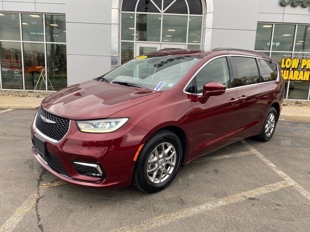 2021 Chrysler Pacifica Touring's photo