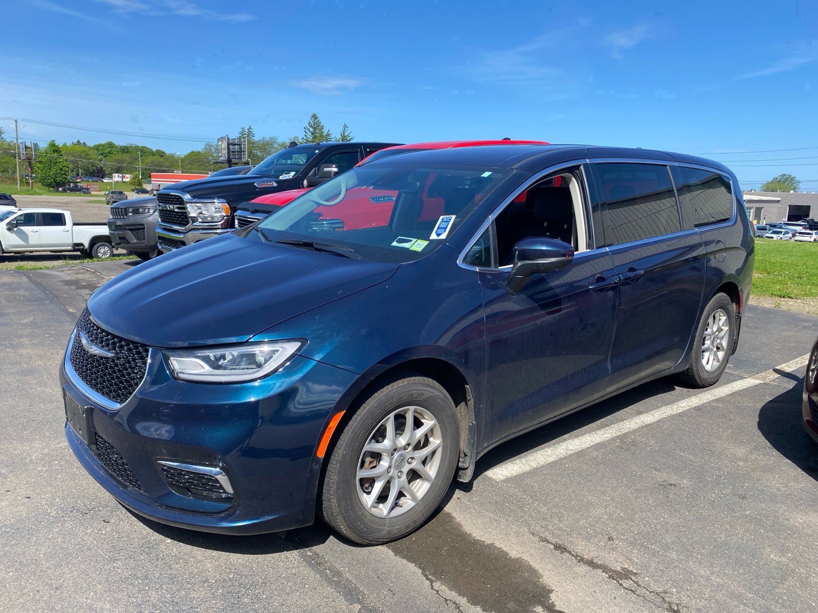 2023 Chrysler Pacifica Touring L's photo