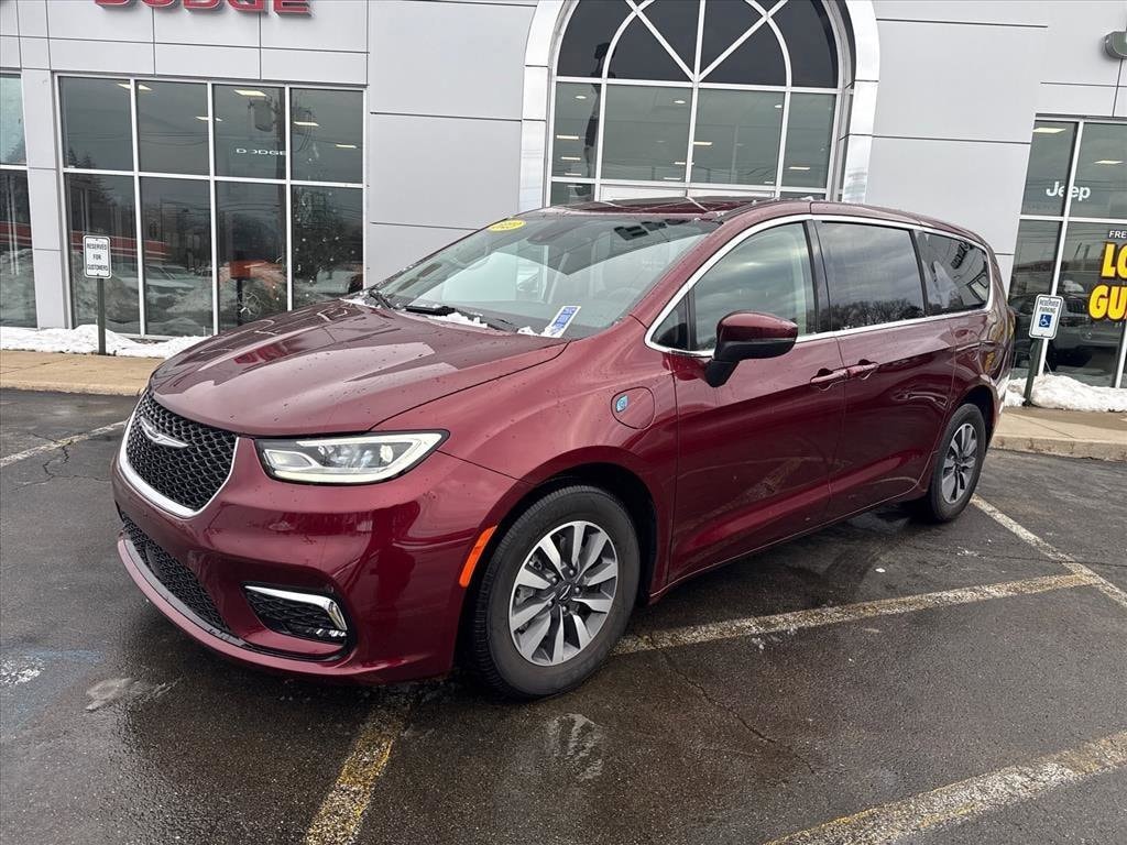2023 Chrysler Pacifica Hybrid Touring L's photo