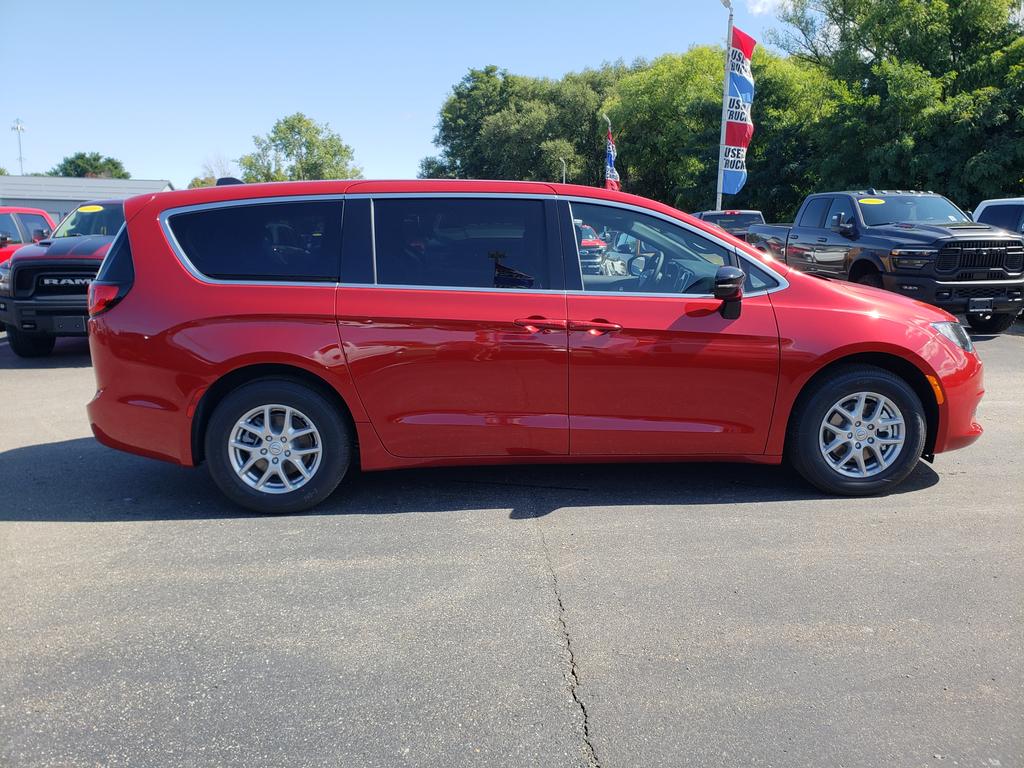 2026 Chrysler Voyager LX - Photo 9