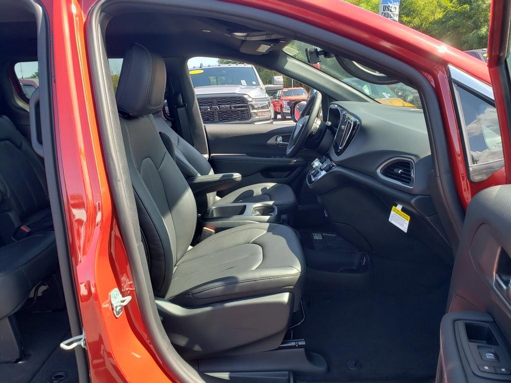 2026 Chrysler Voyager LX - Photo 14